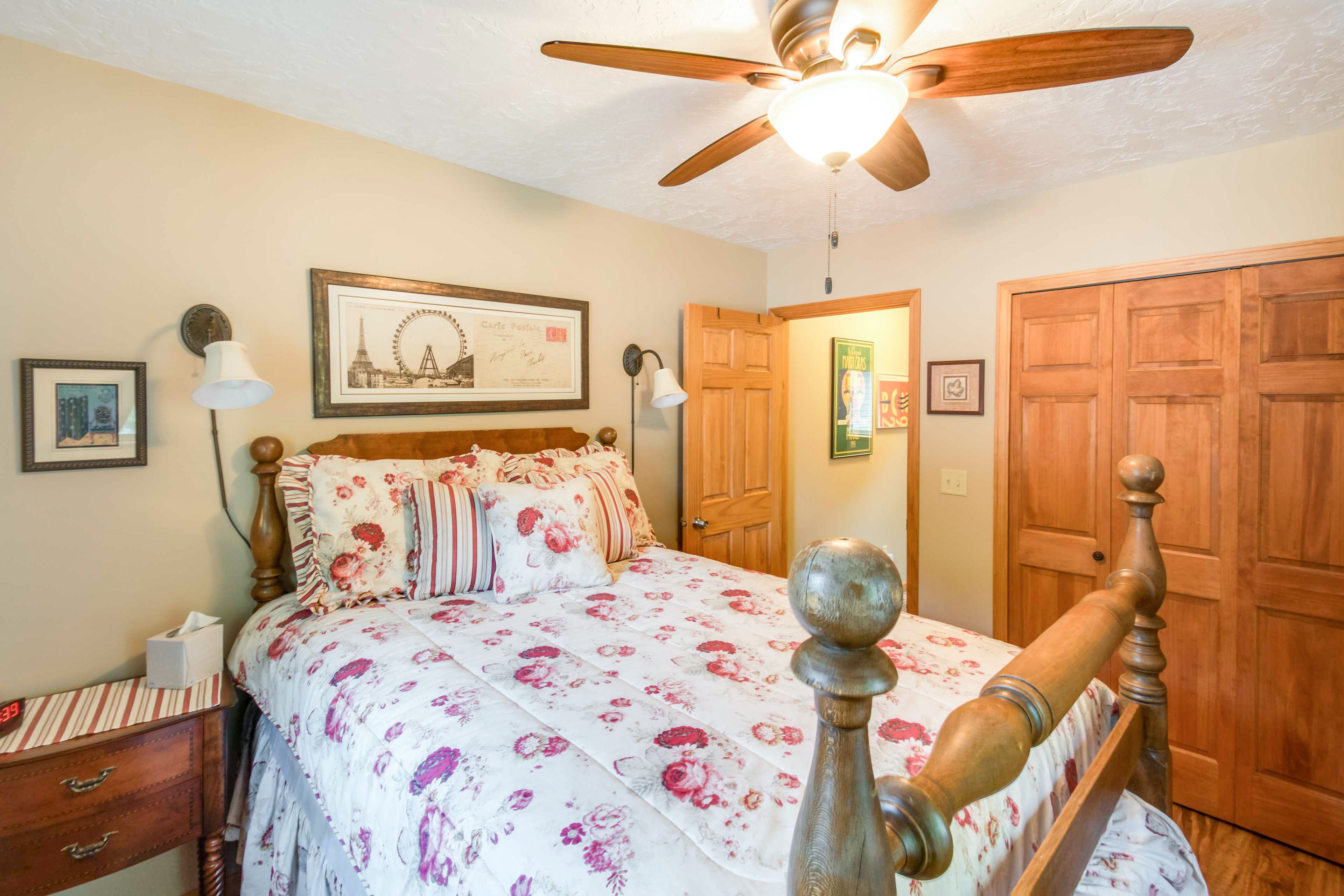 Bedroom 2 | Full Bed | Hangers