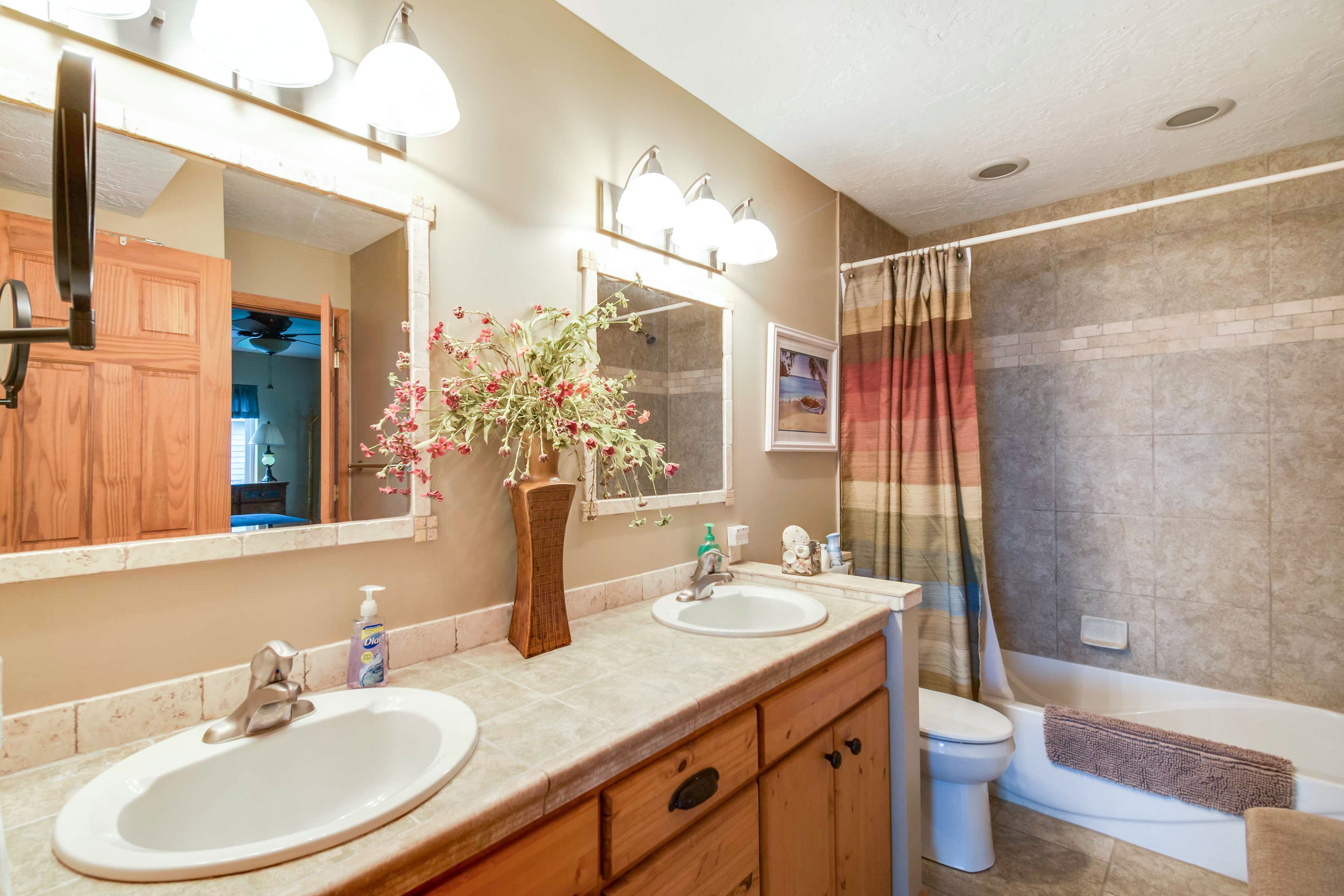 Full Bathroom | Towels Provided