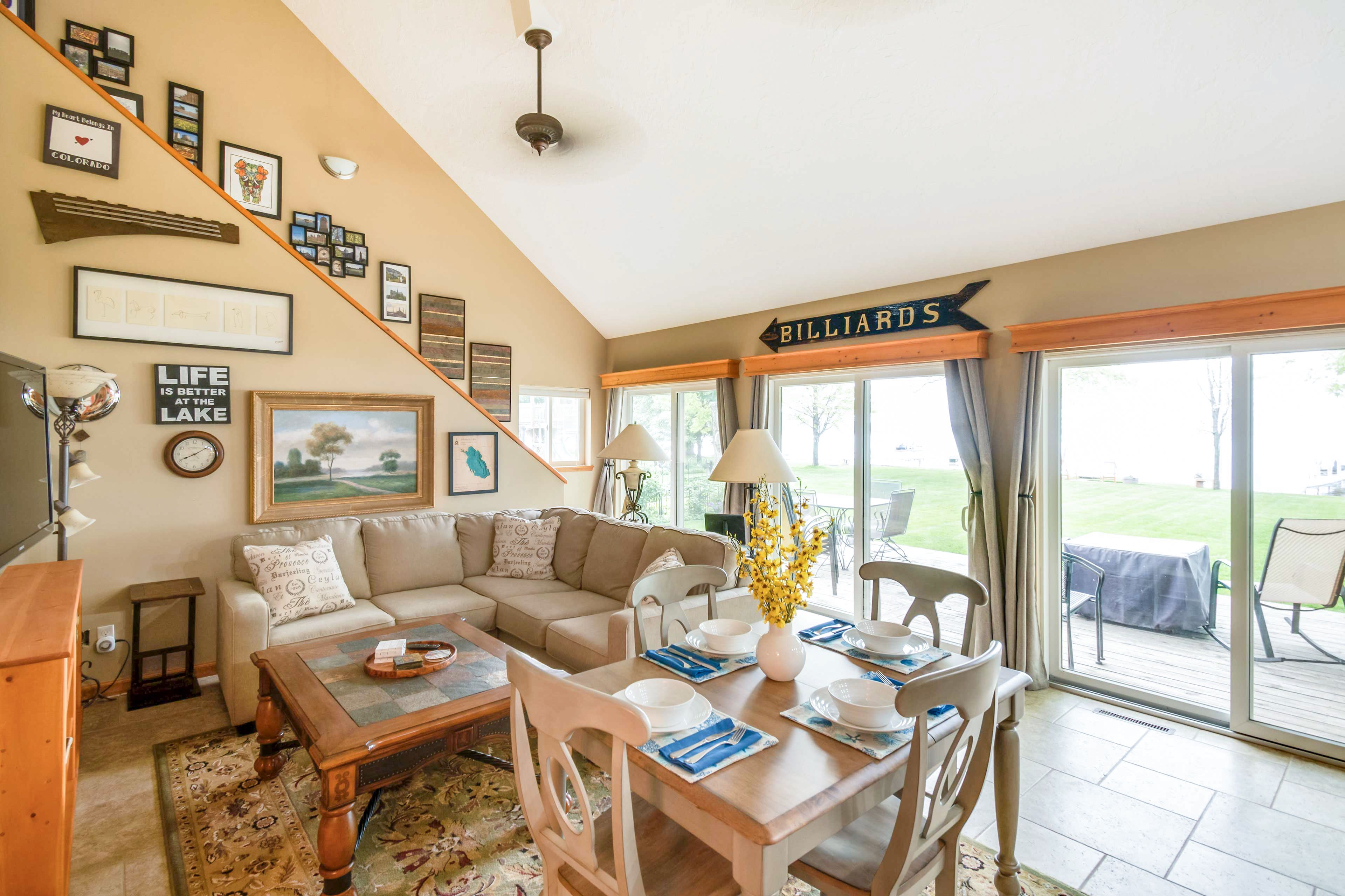 Living Room | Smart TV | Central A/C & Heating | Free WiFi