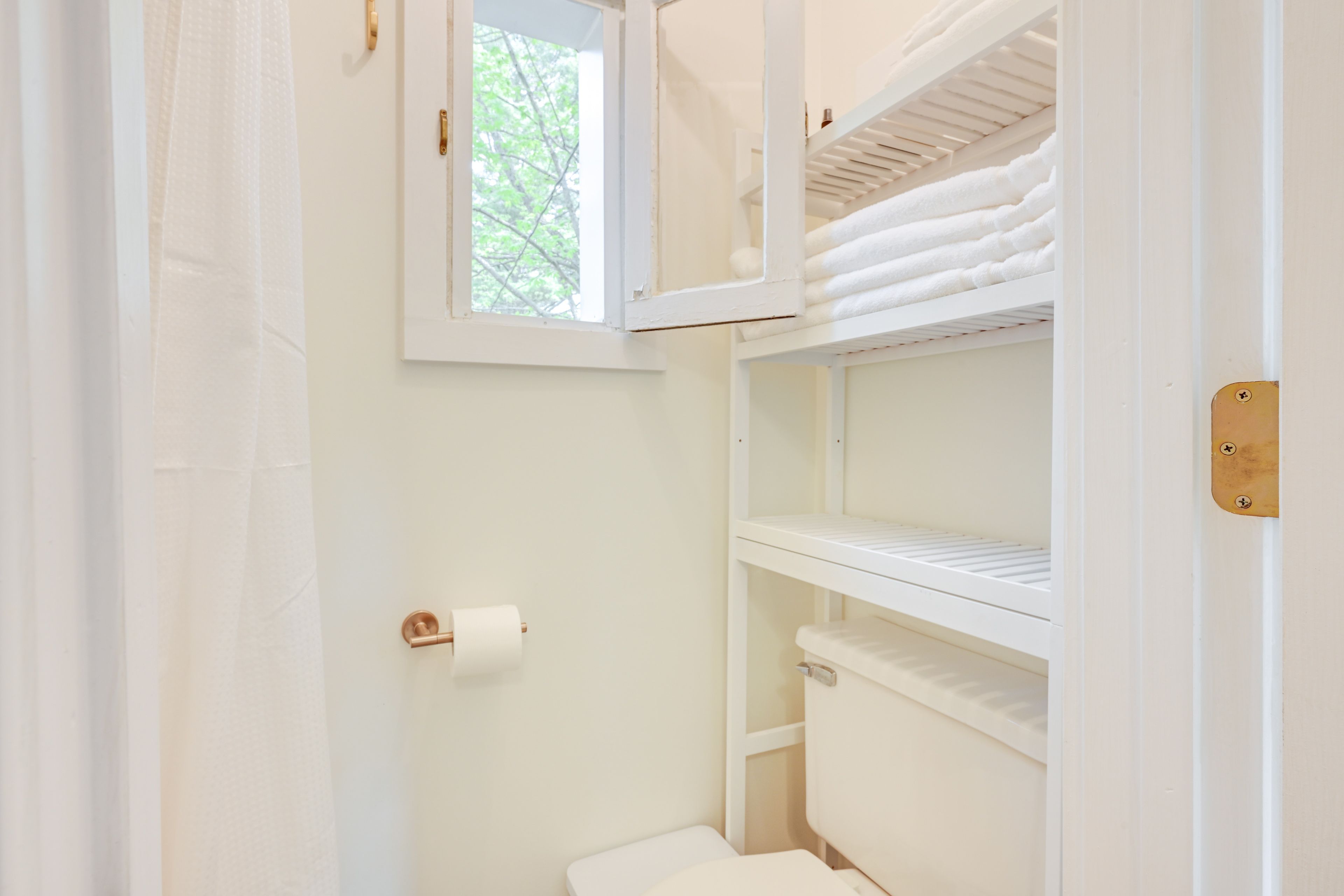 Full Bathroom | Guest House | Main Level | Complimentary Toiletries