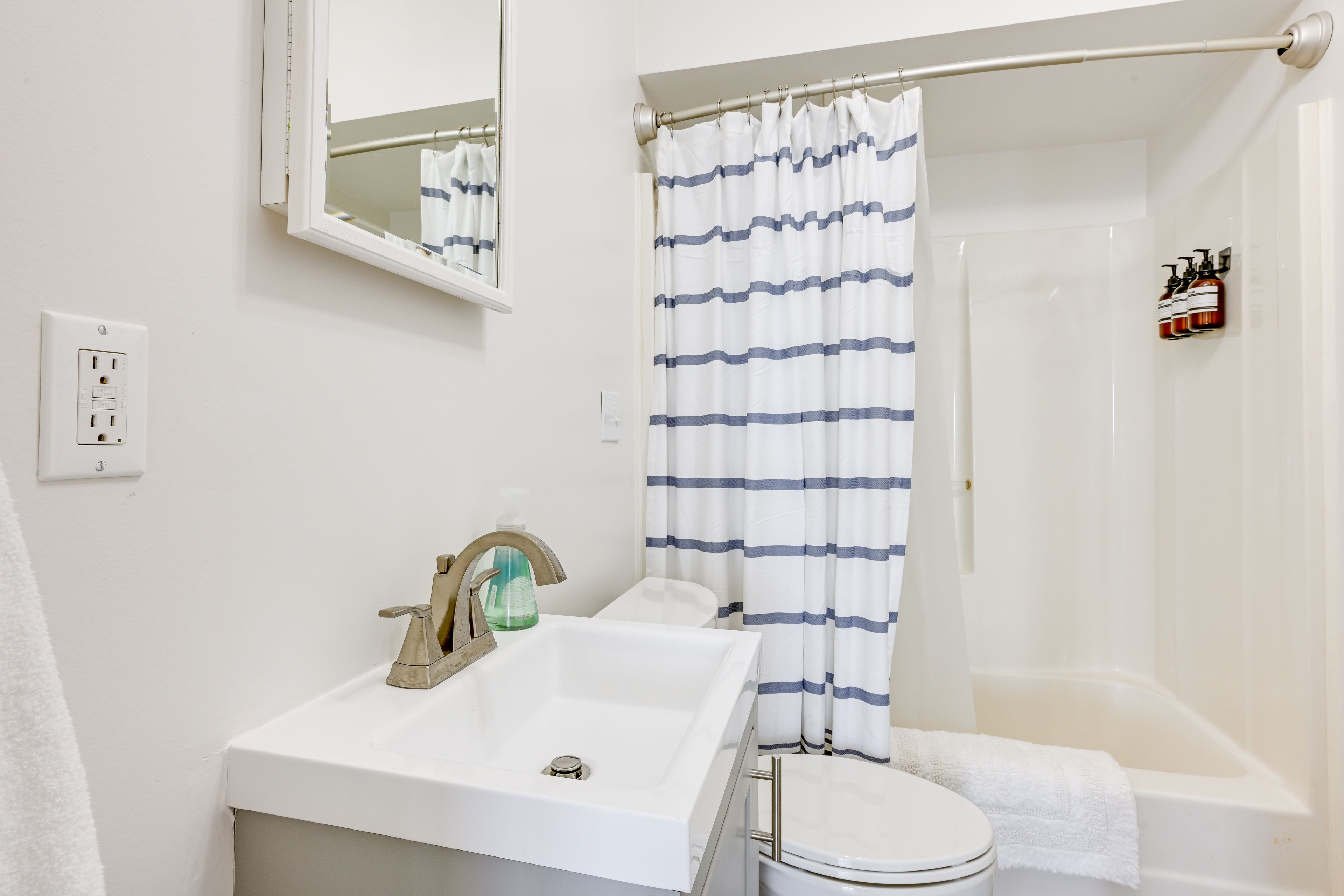 Full Bathroom | Main Level | Towels Provided