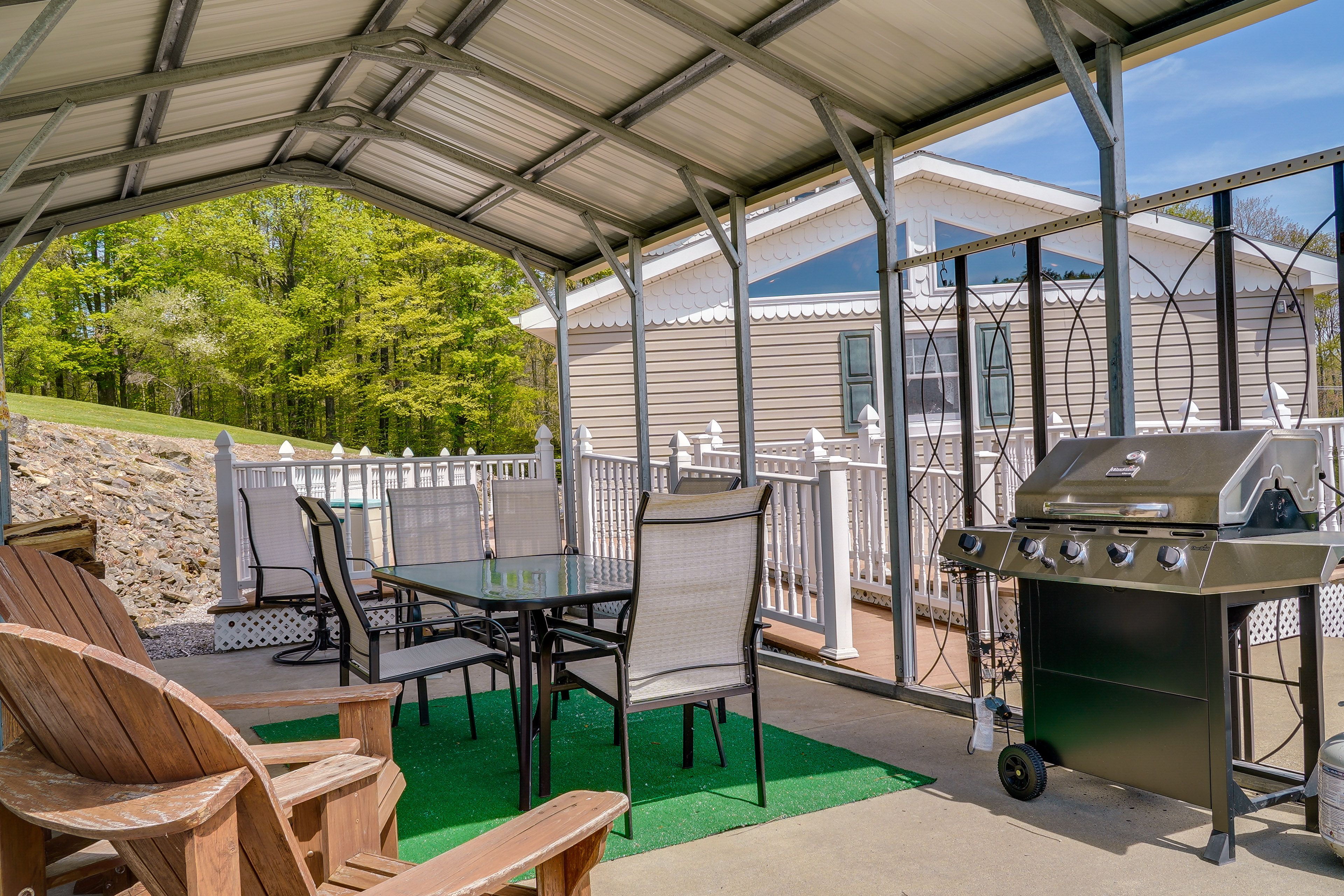 Outdoor Dining Area | Gas Grill