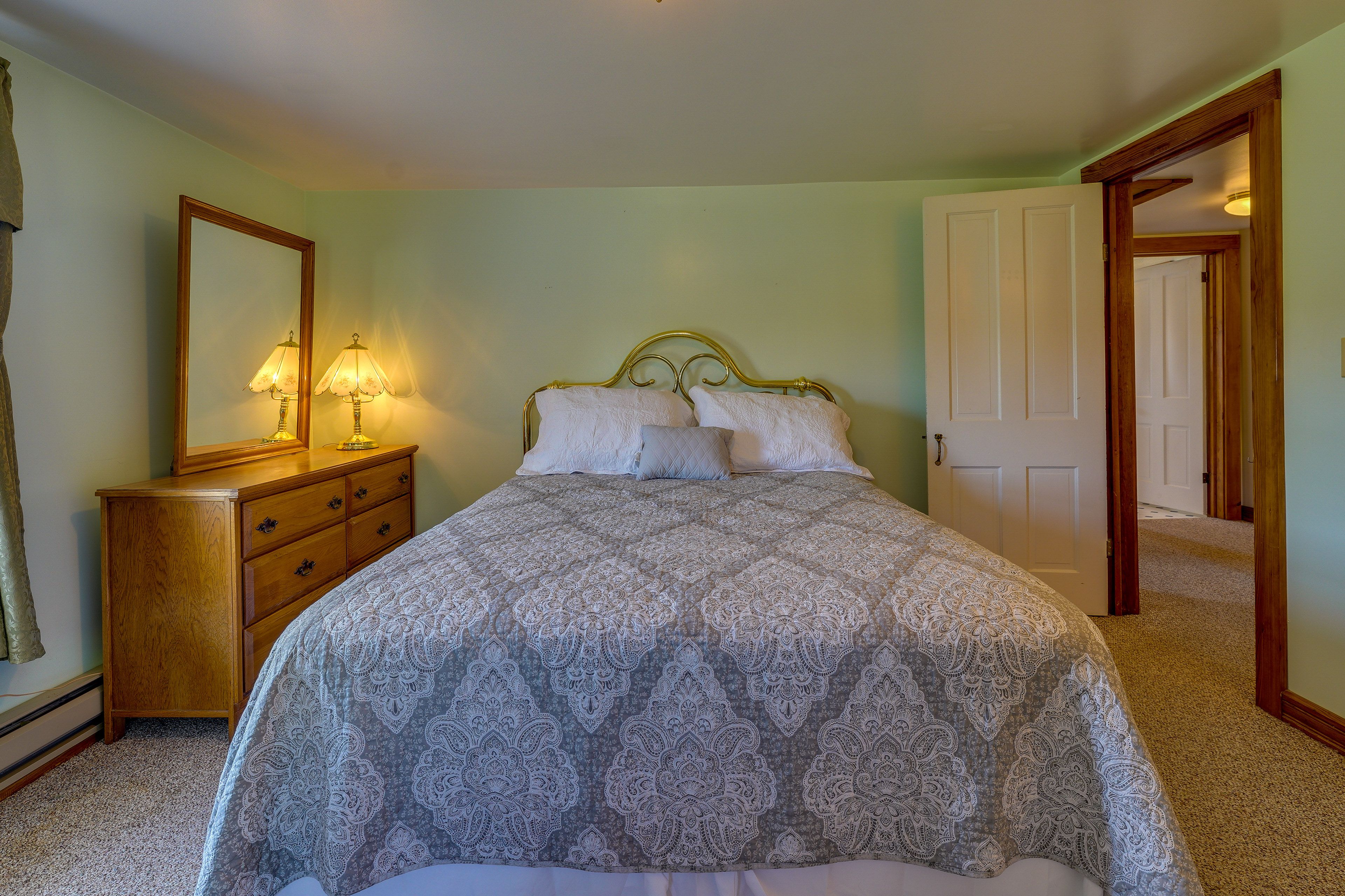 Bedroom 2 | Queen Bed