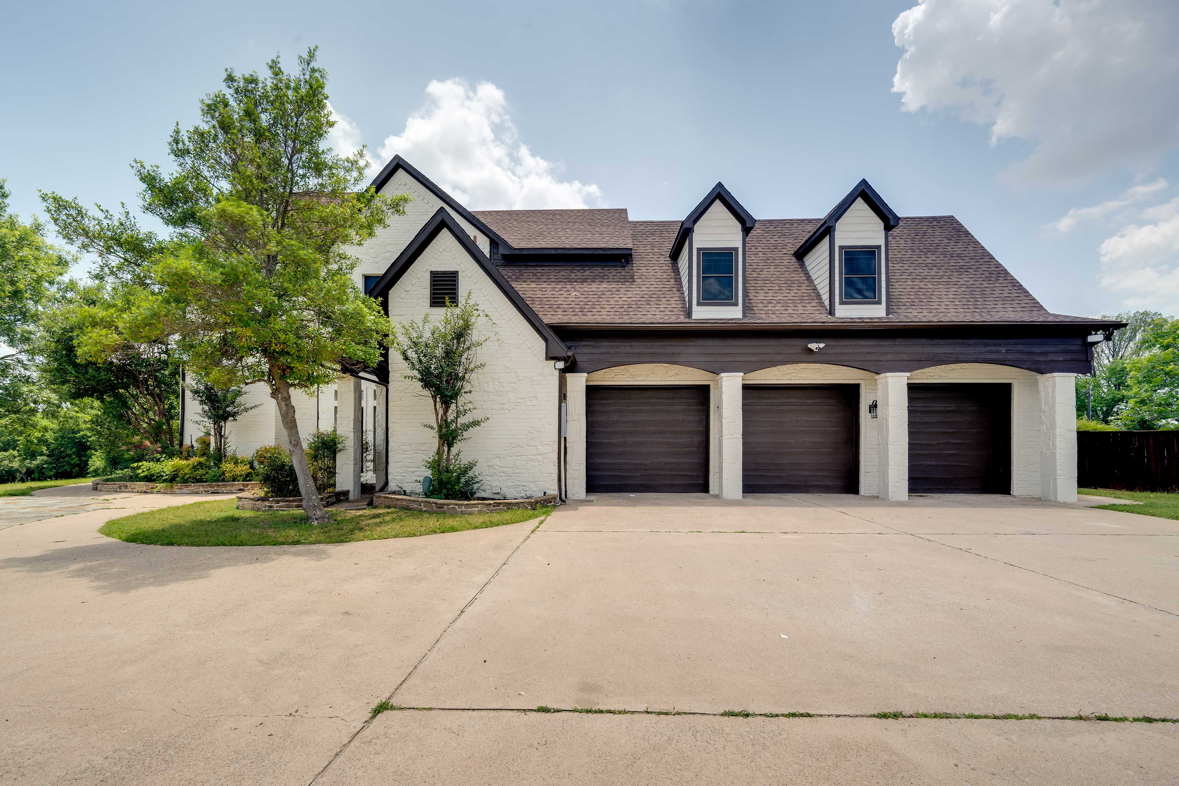 Parking | Driveway (20 Vehicles) | RV/Trailer Parking On-Site