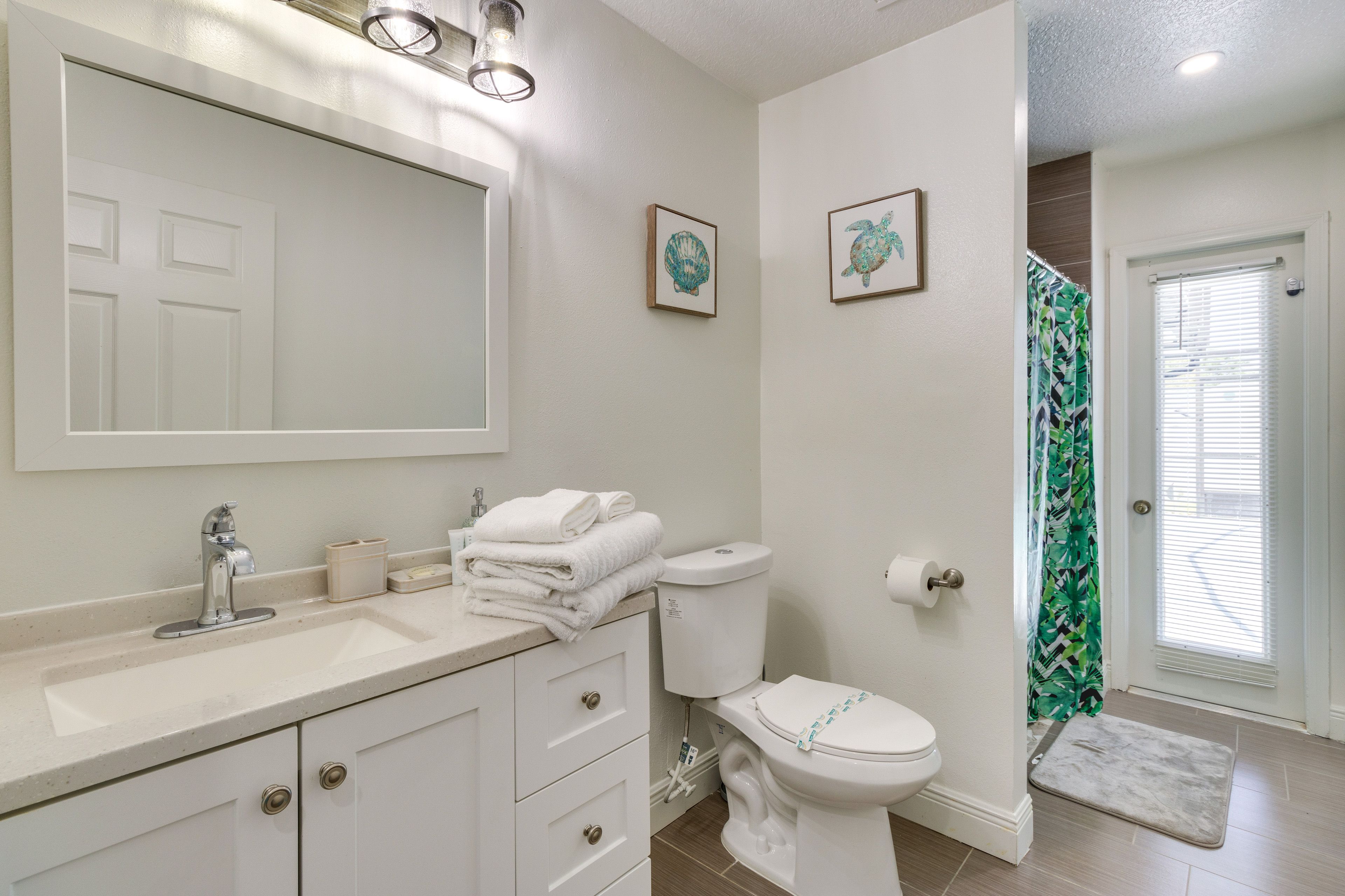 Full Bathroom | Complimentary Toiletries