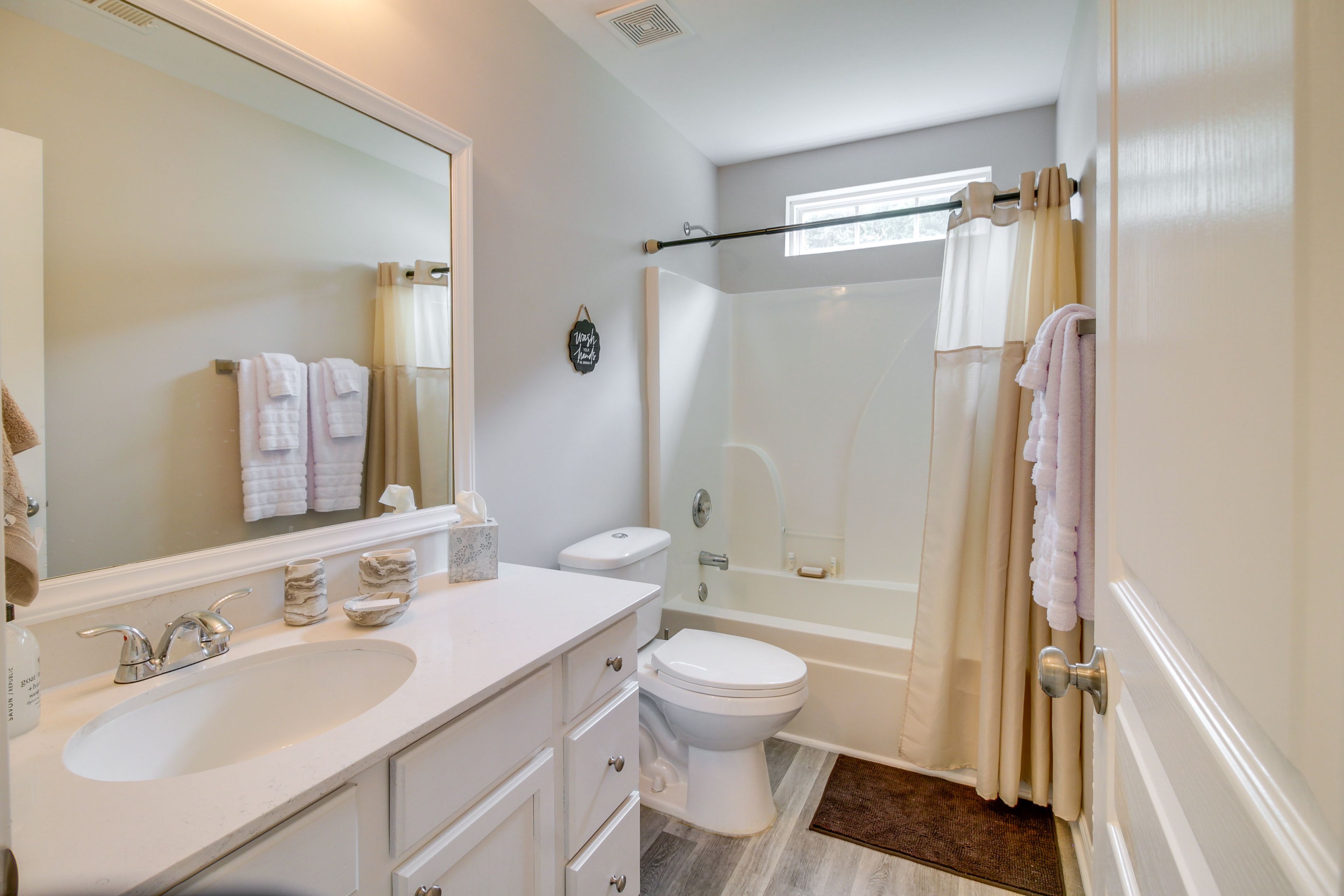 Full Bathroom | Shower/Tub Combo | Towels Provided