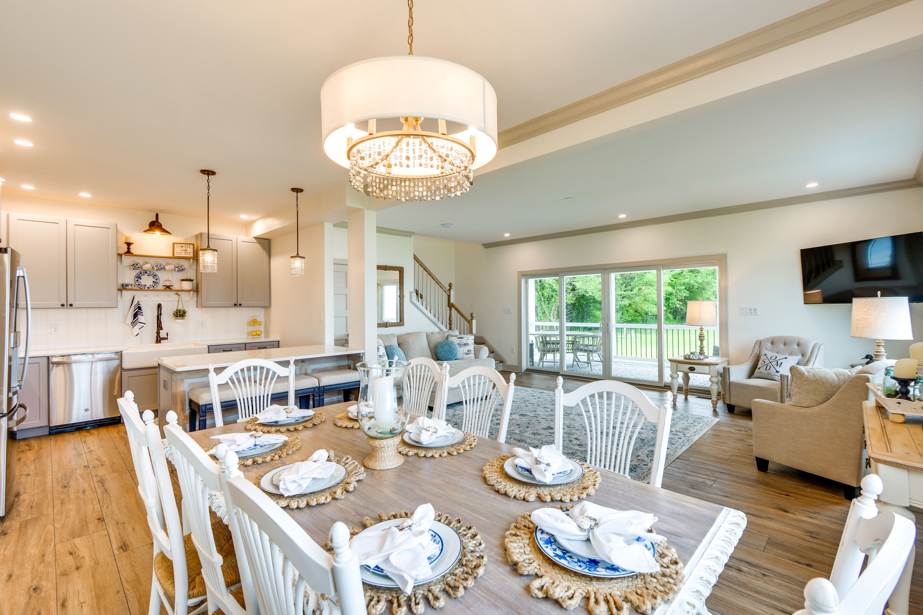 Dining Area | Dishware & Flatware Provided | Central A/C & Heating