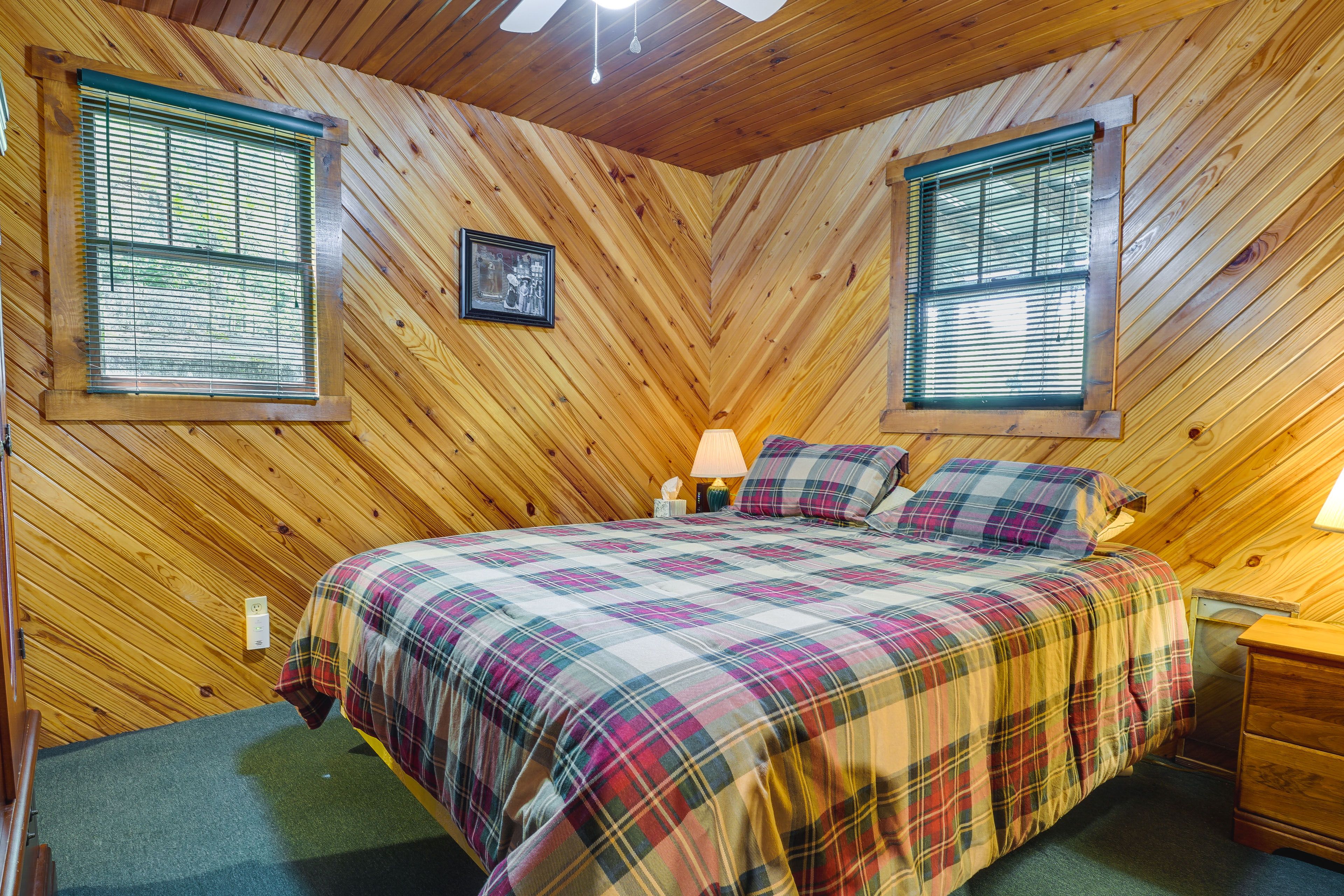 Bedroom | Queen Bed