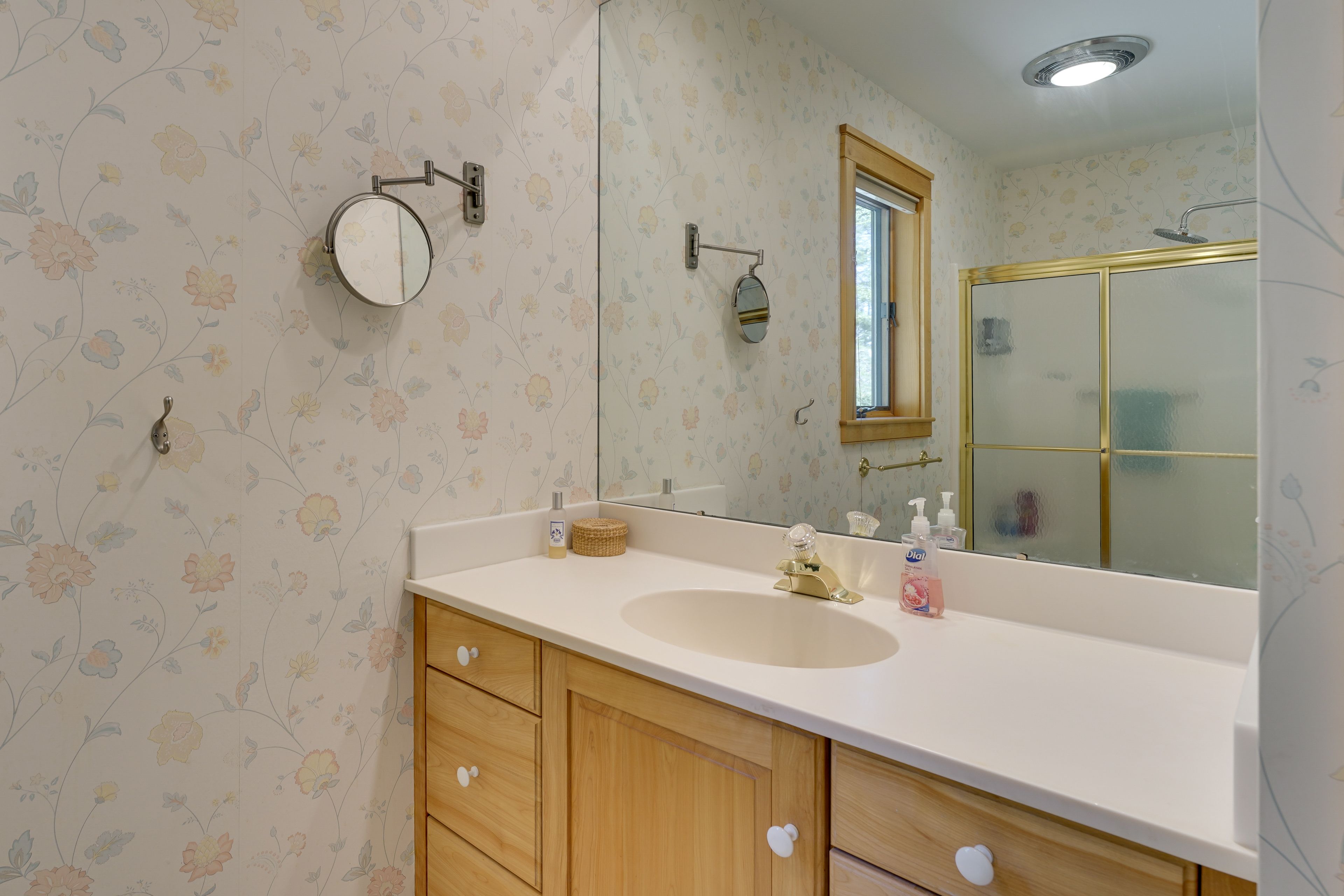 Full Bathroom | Towels Provided | Complimentary Toiletries