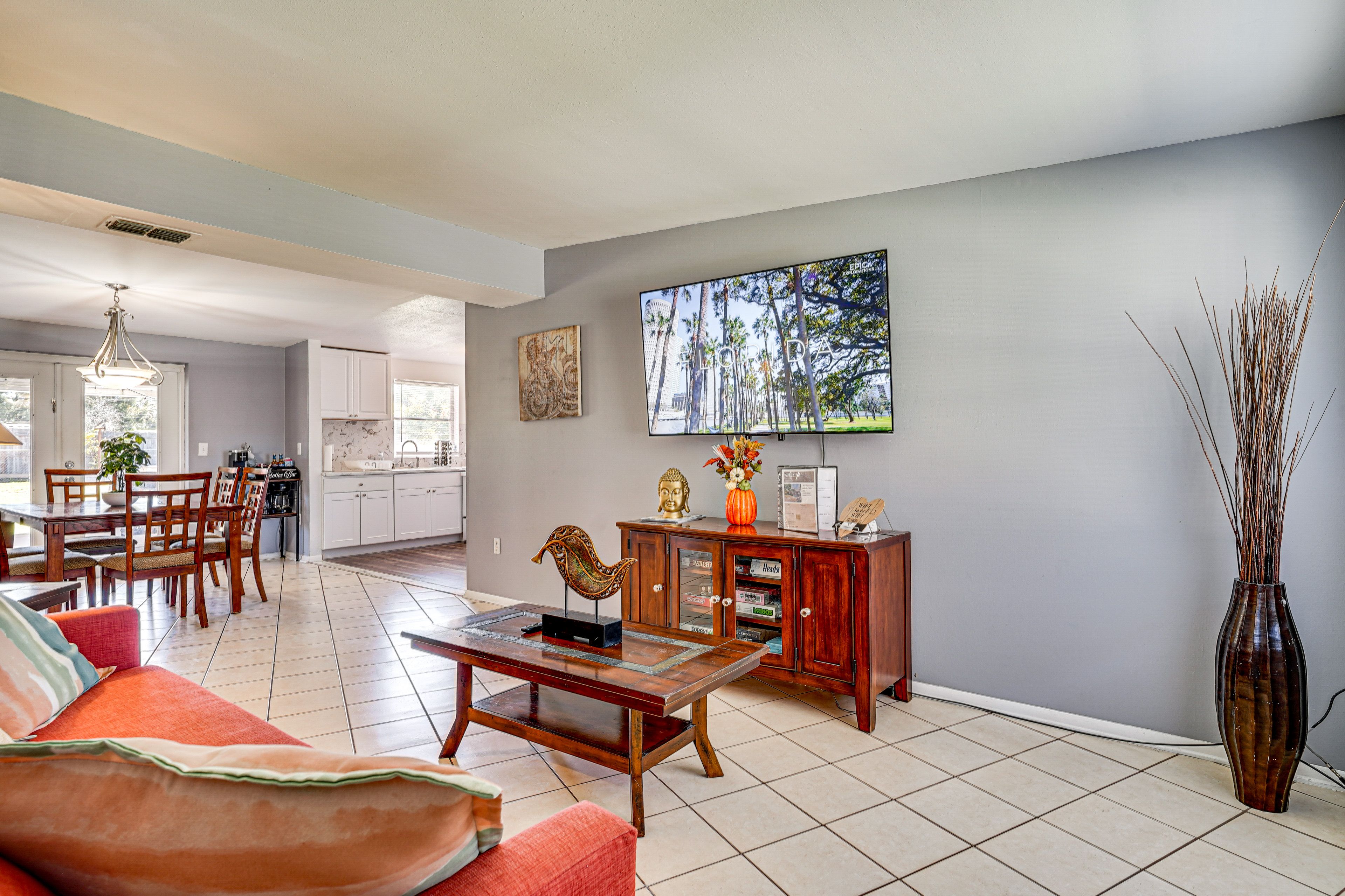 Living Room | Free WiFi | Smart TV | Central A/C & Heating | Full Futon