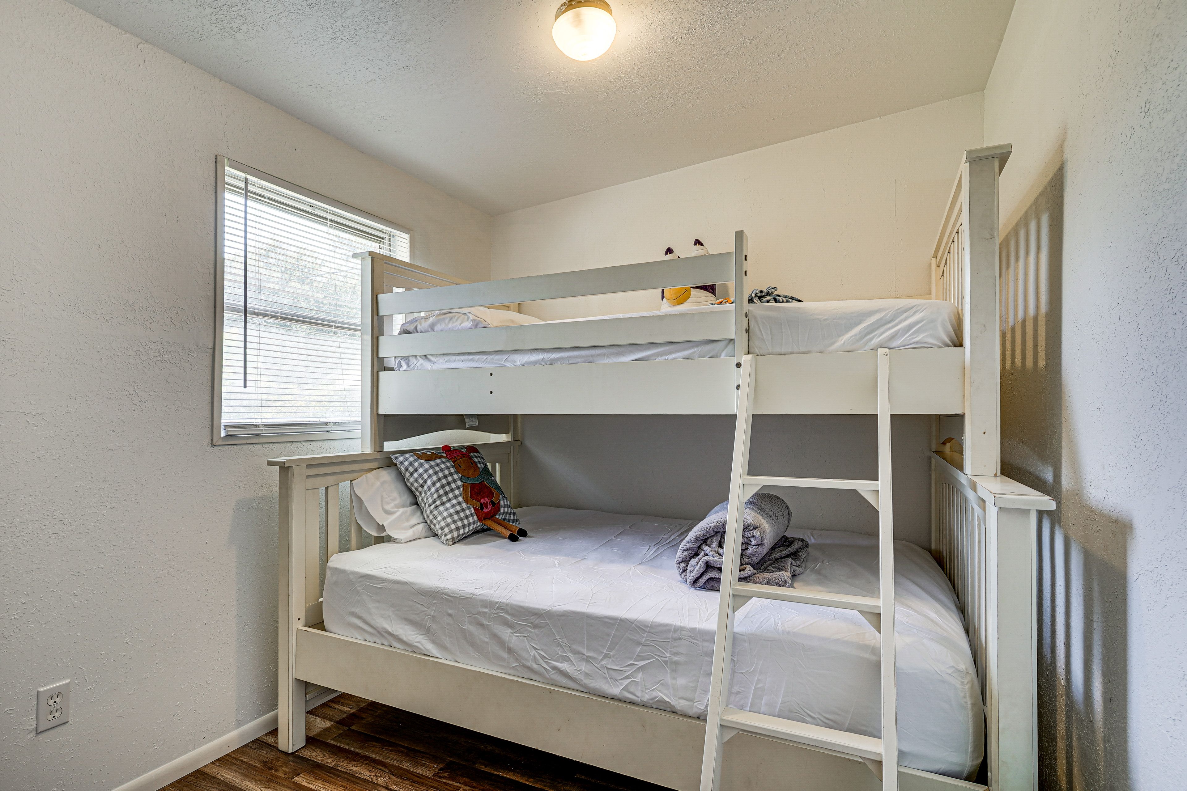 Bedroom 3 | Twin/Full Bunk Bed