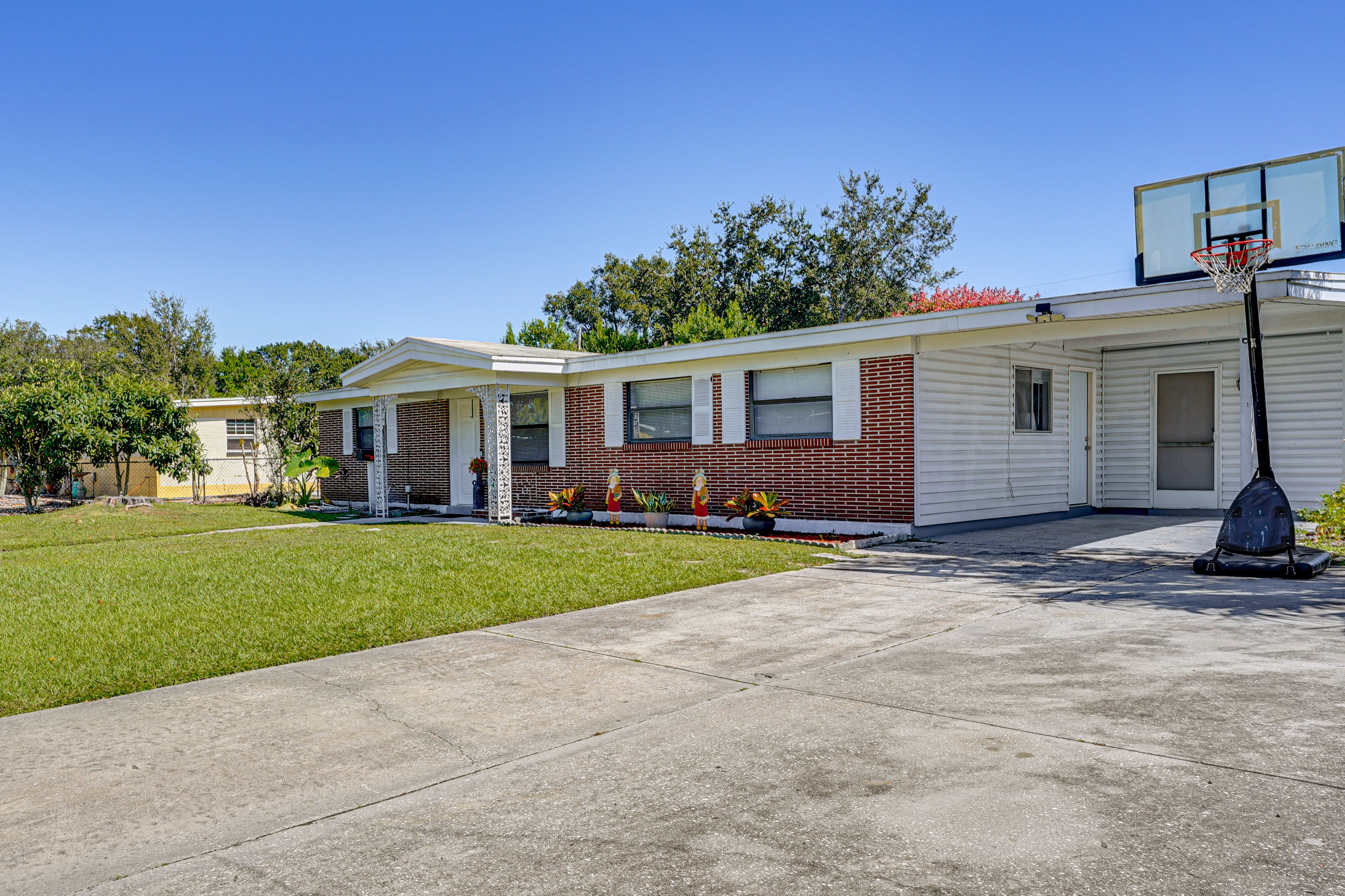 Parking | Carport (1 Vehicle) | Driveway (1 Vehicle) | Free Street Parking