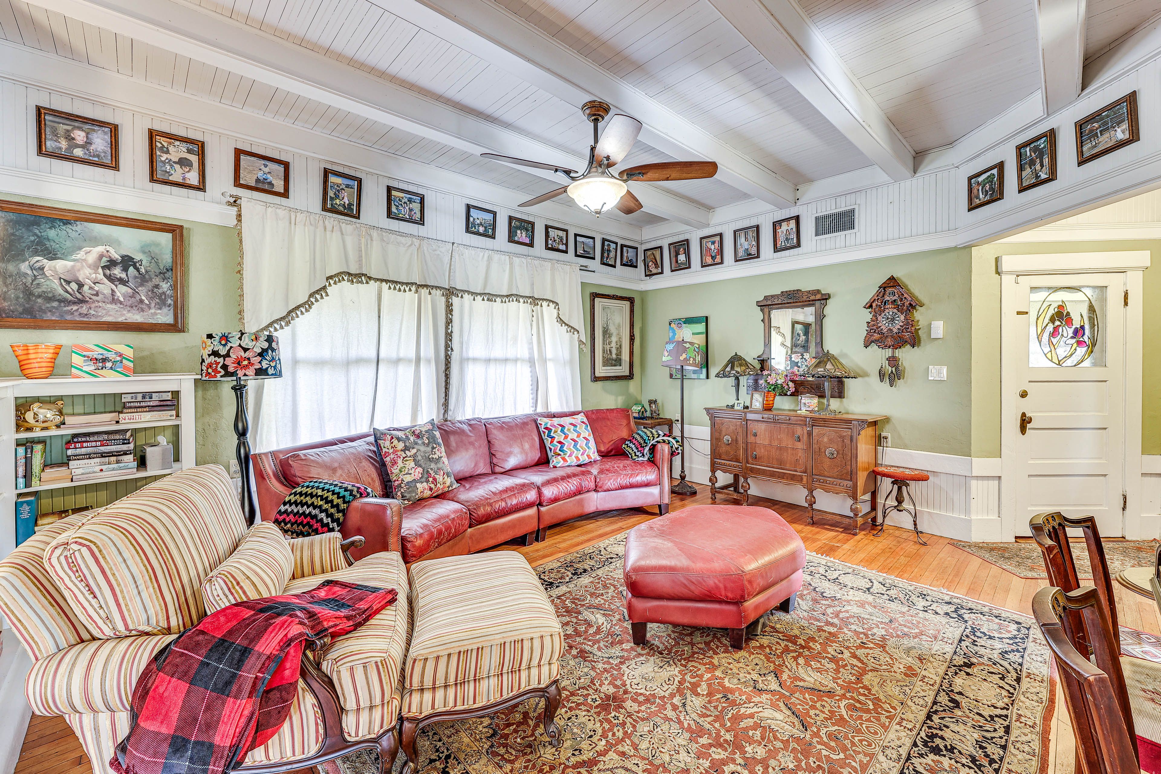 Living Room | 1st Floor | Free WiFi | Smart TV | Piano | Central A/C