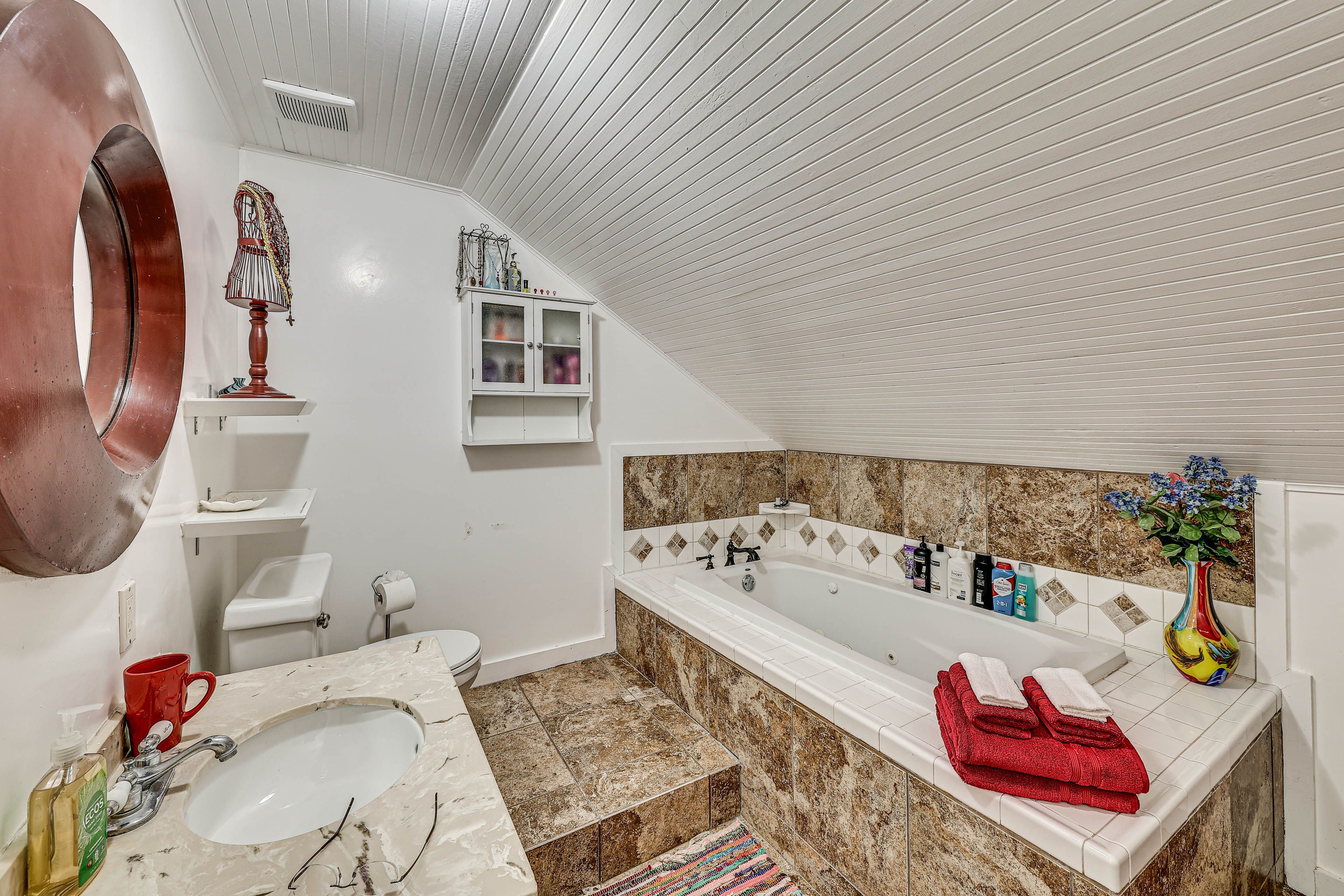 En-Suite Bathroom | 2nd Floor | Complimentary Toiletries | Linens & Towels
