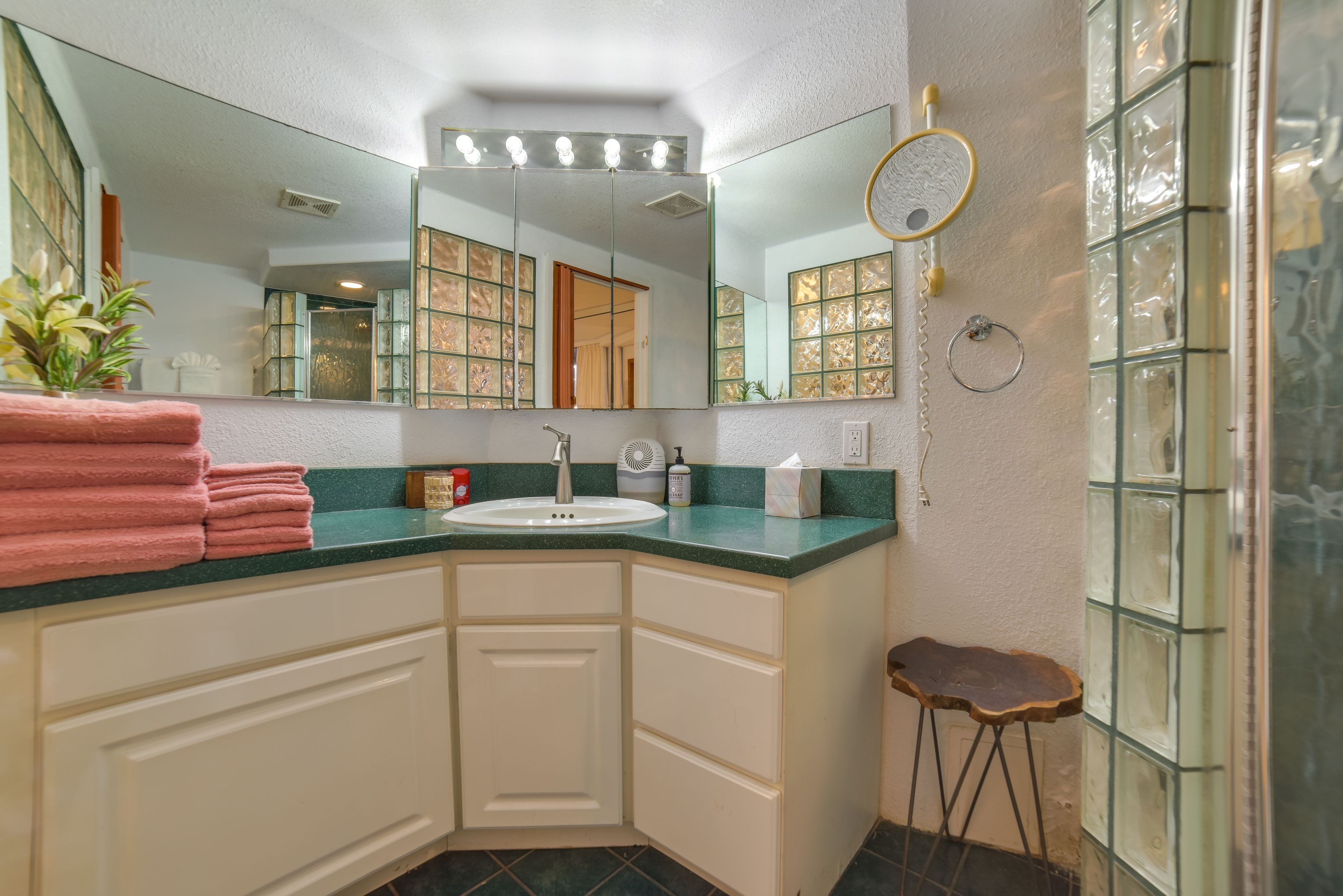 Full En-Suite Bathroom | Towels Provided | Complimentary Toiletries