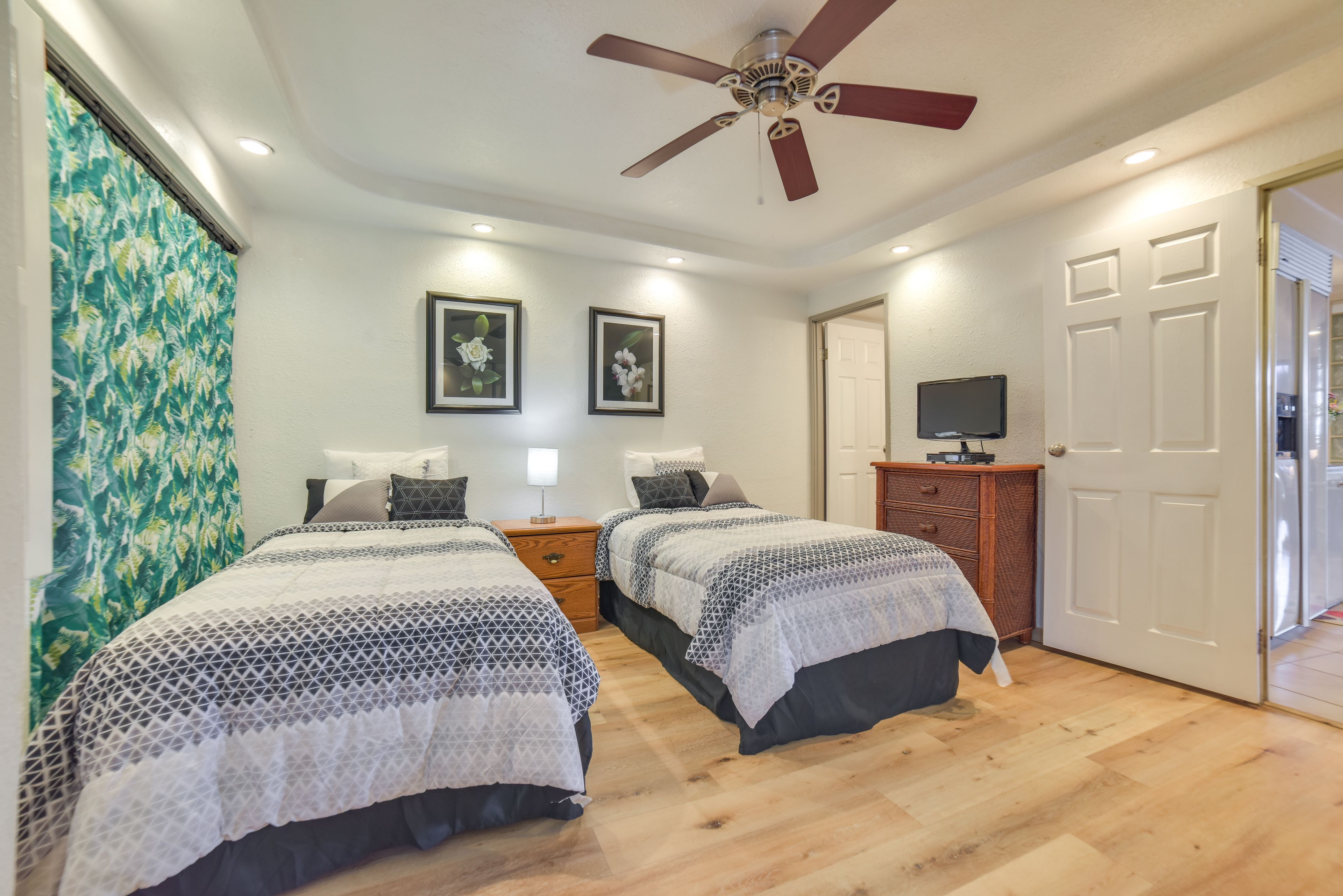 Bedroom 2 | 2 Twin Beds | Smart TV w/ Cable