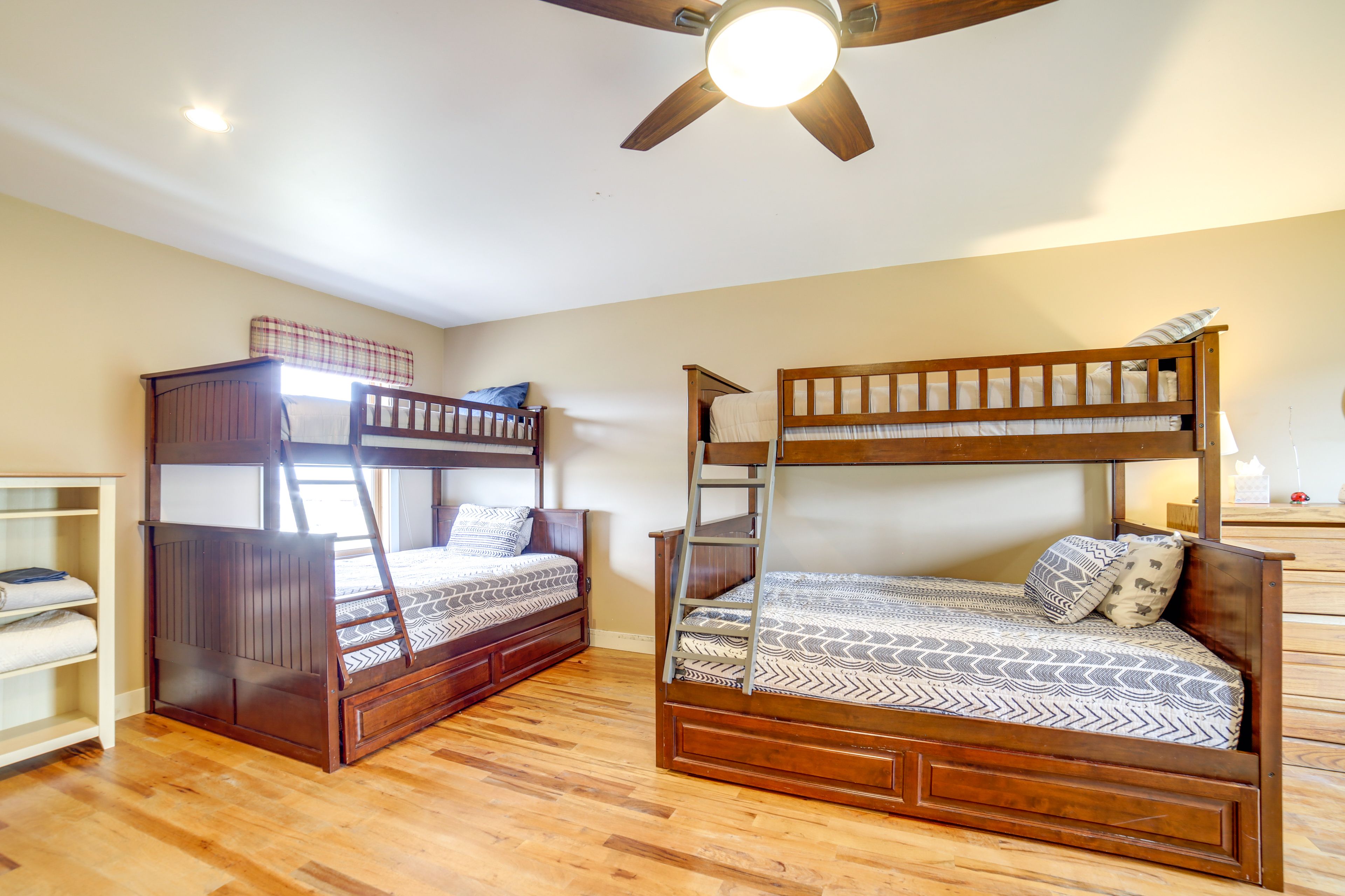 Bedroom 2 | 2 Full/Queen Bunk Beds w/ Twin Trundles