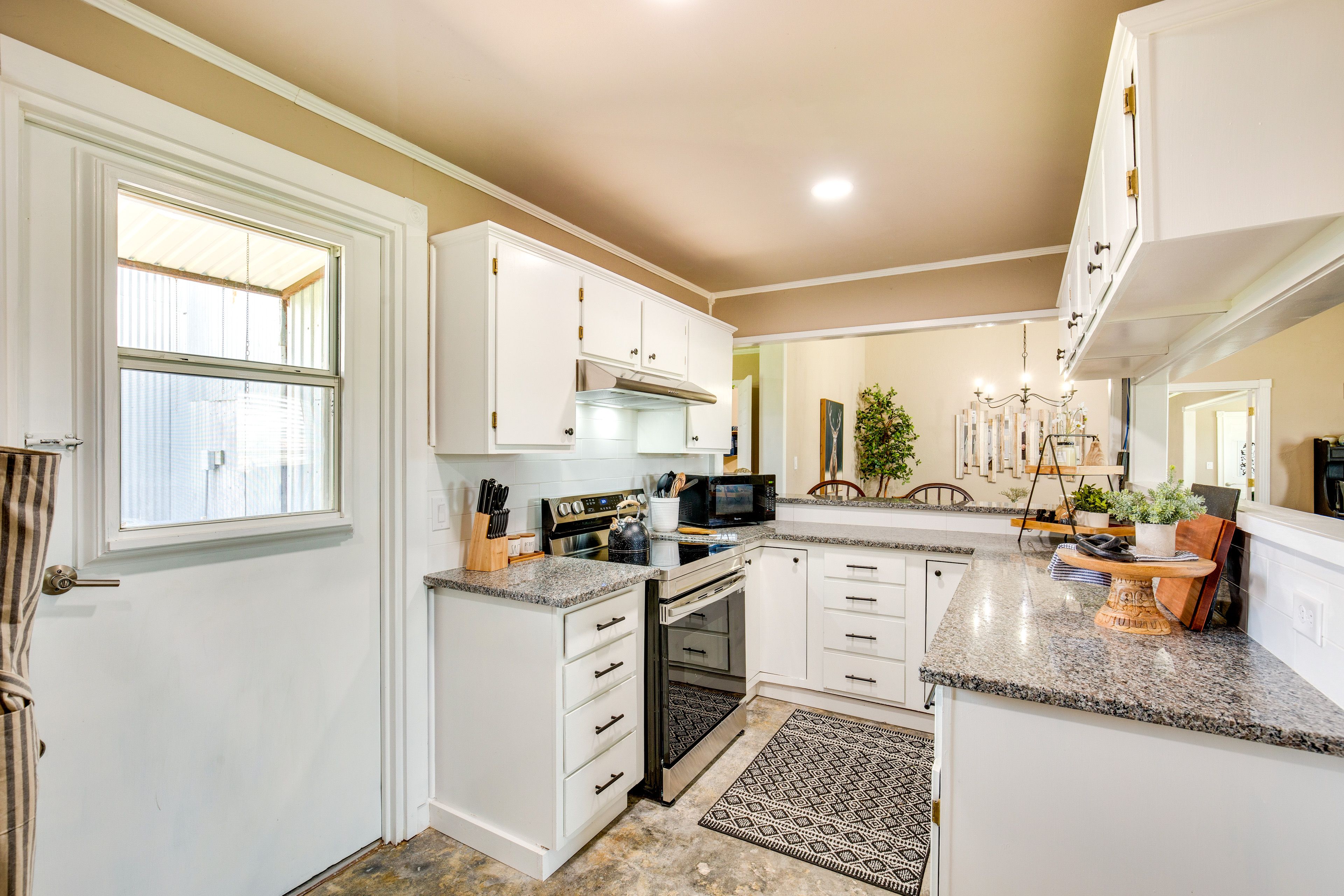 Kitchen | Stainless Steel Appliances w/ Dishwasher | Free WiFi