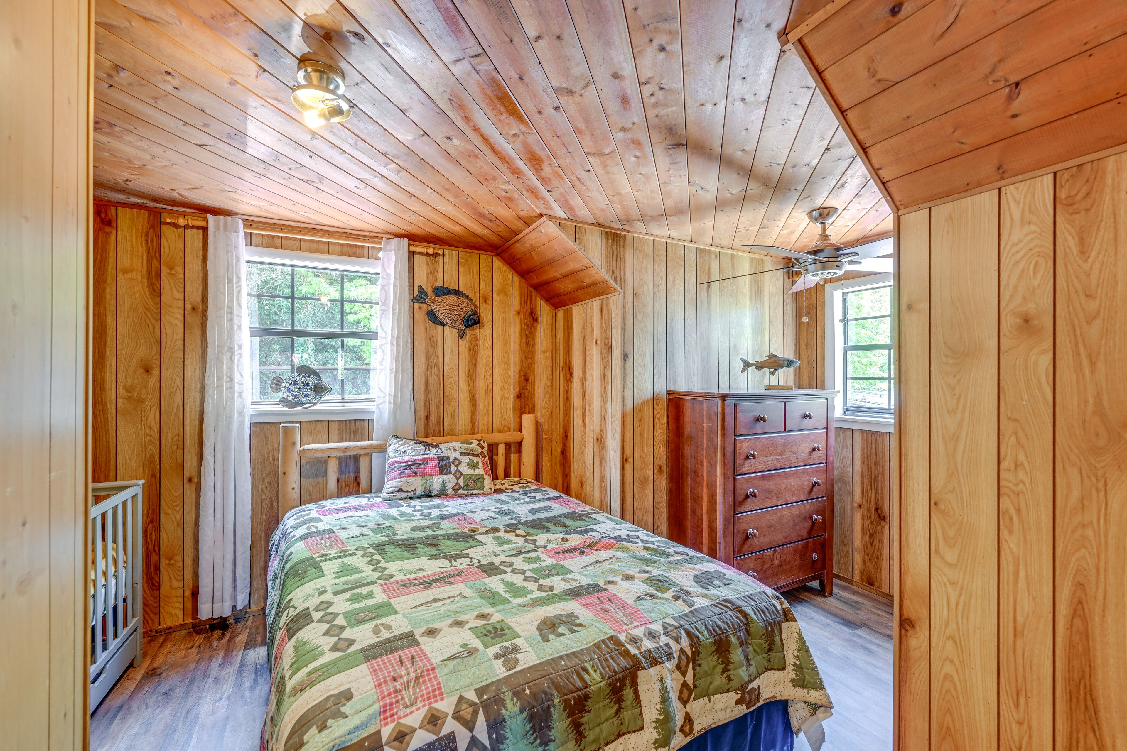 Bedroom 2 | 2nd Floor | Queen Bed | Crib | En-Suite Bathroom