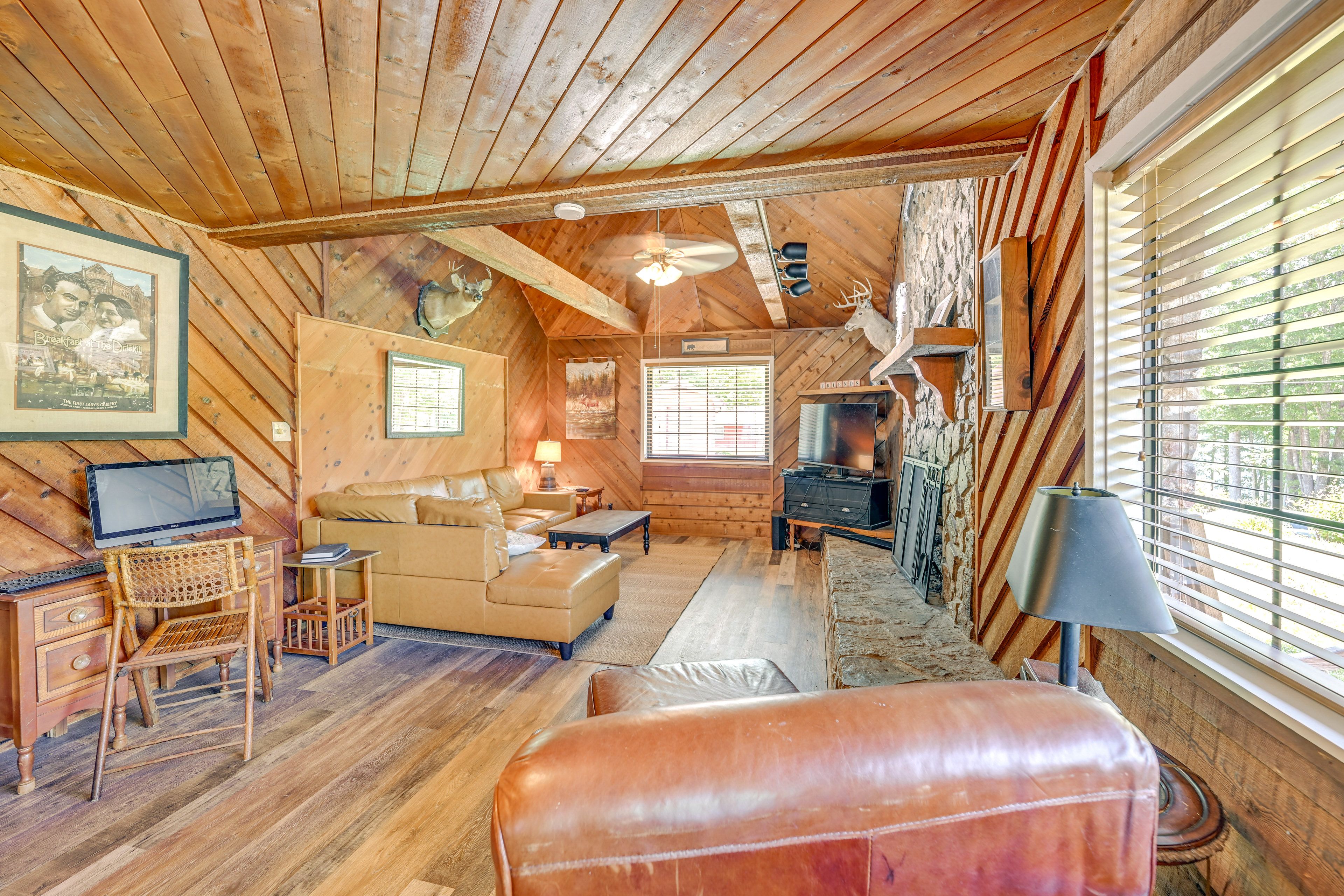 Living Room | Smart TV | Fireplace | Central Heating & A/C | Free WiFi