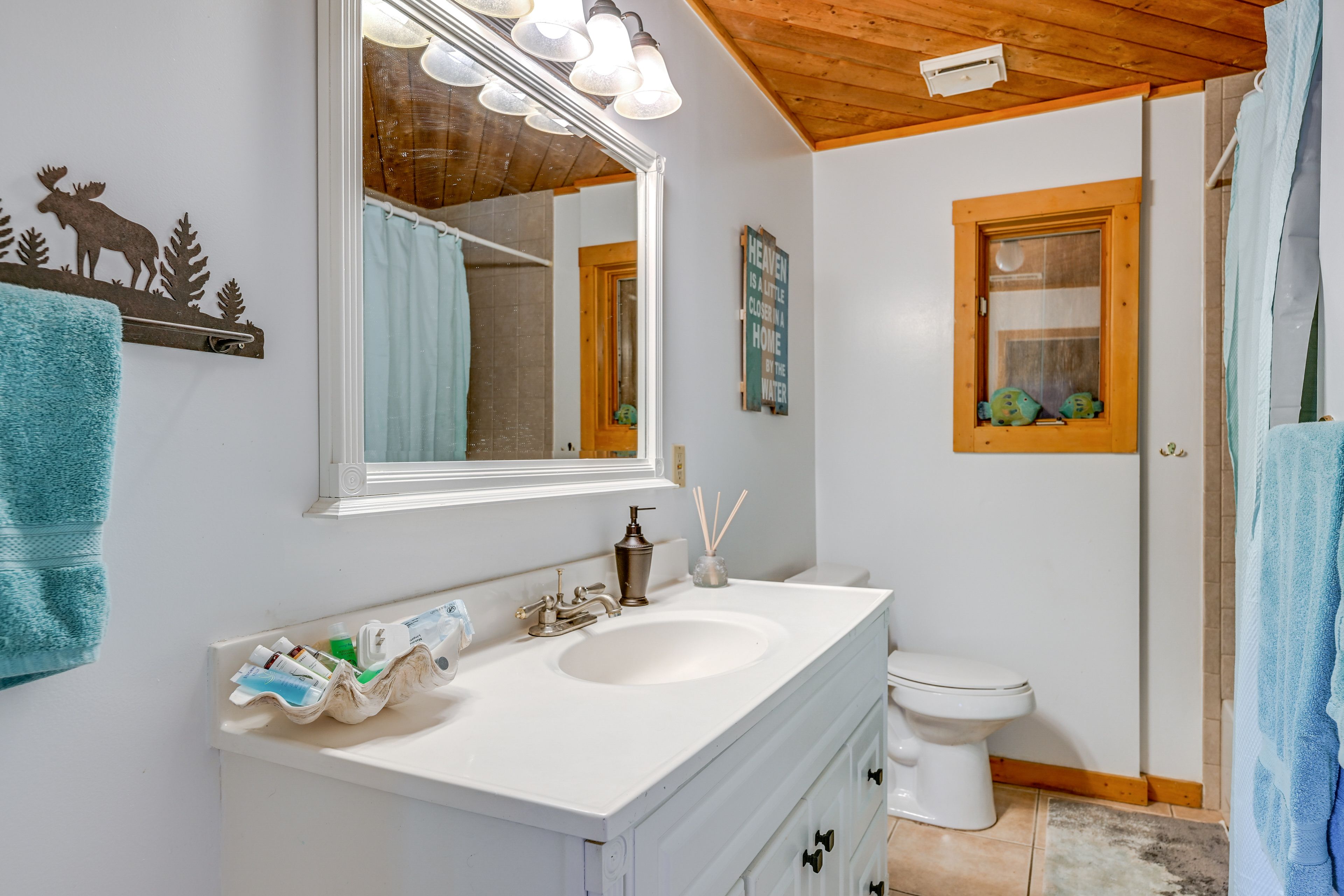 Full Bathroom | 1st Floor | Shower/Tub Combo | Complimentary Toiletries