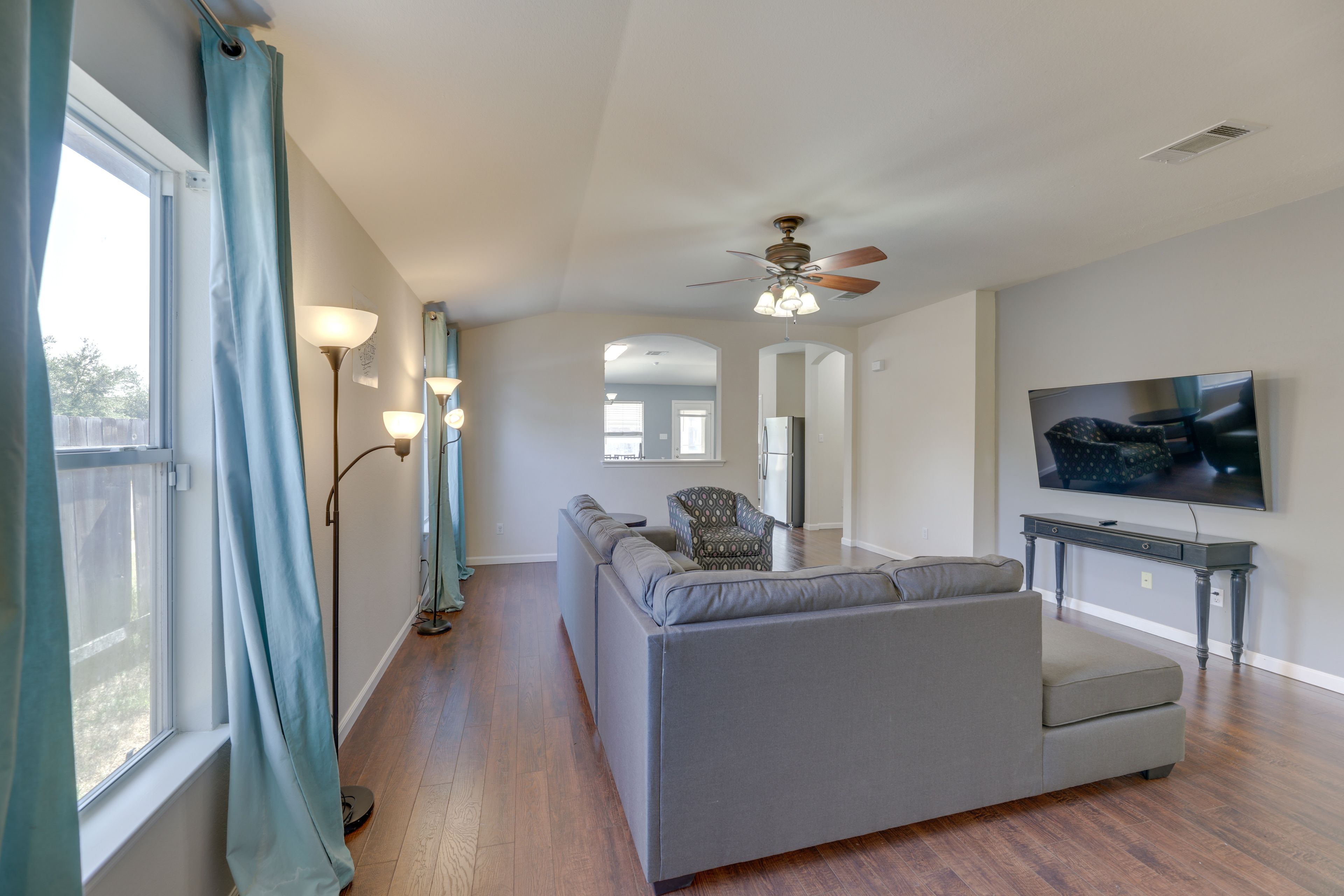 Living Room | Free WiFi | Smart TV | Central A/C & Heat