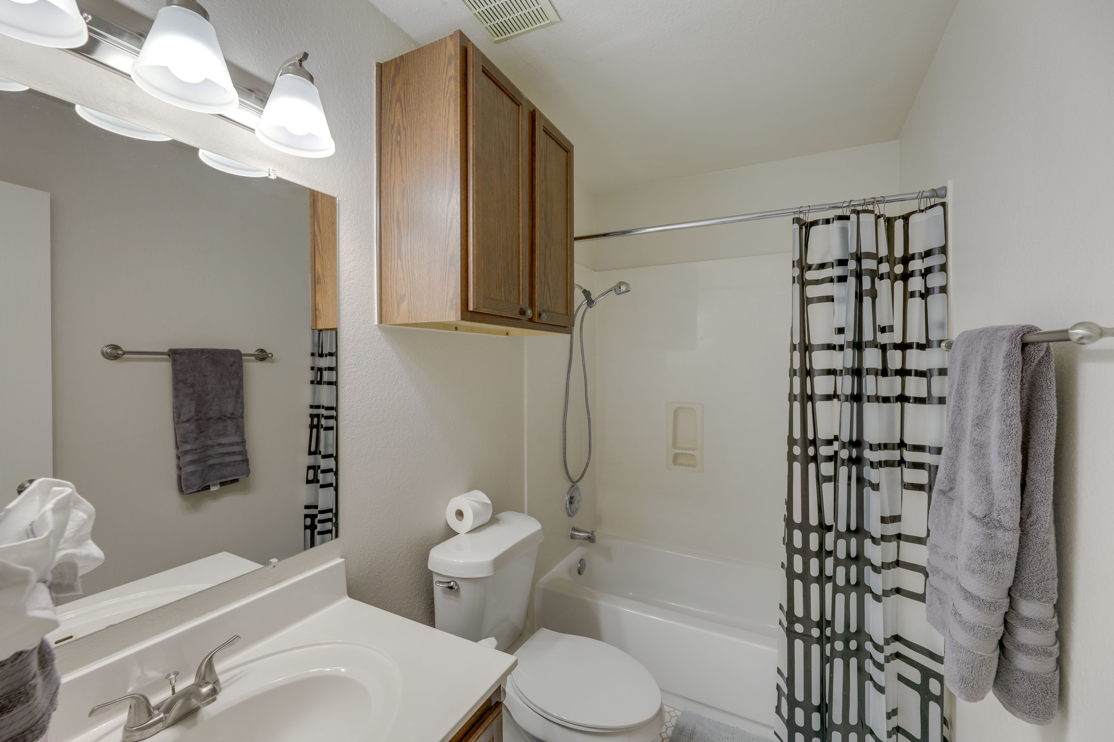 Full Bathroom | Towels Provided | Complimentary Toiletries