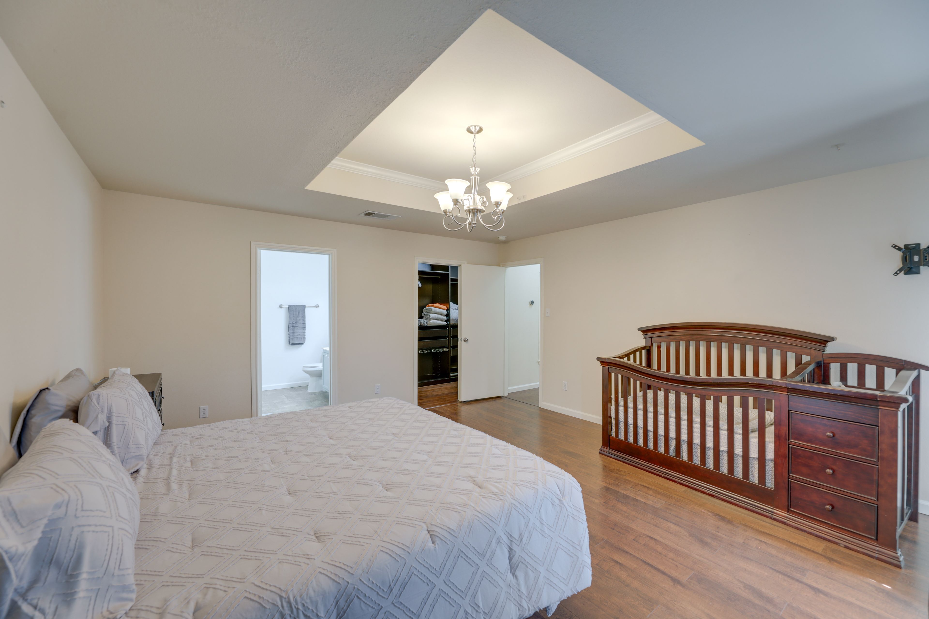 Bedroom 2 | King Bed | Crib | Walk-In Closet | En-Suite Bathroom
