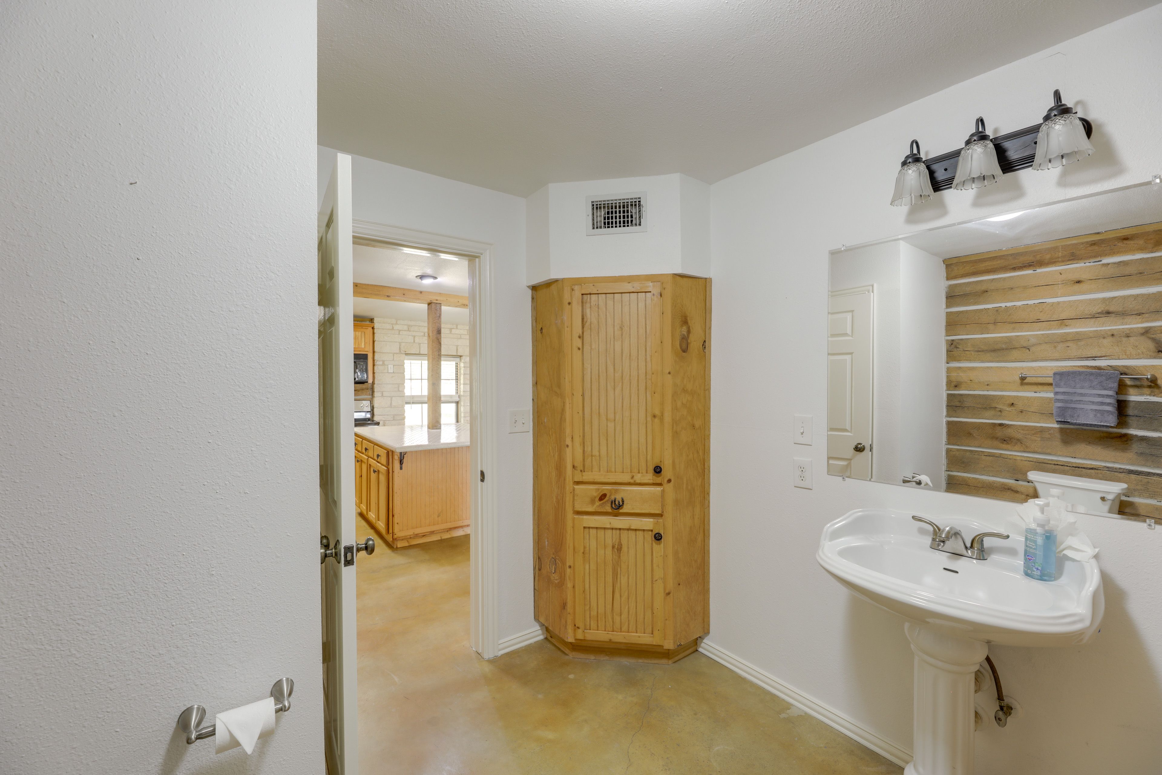 Full Bathroom | Towels Provided | Complimentary Toiletries