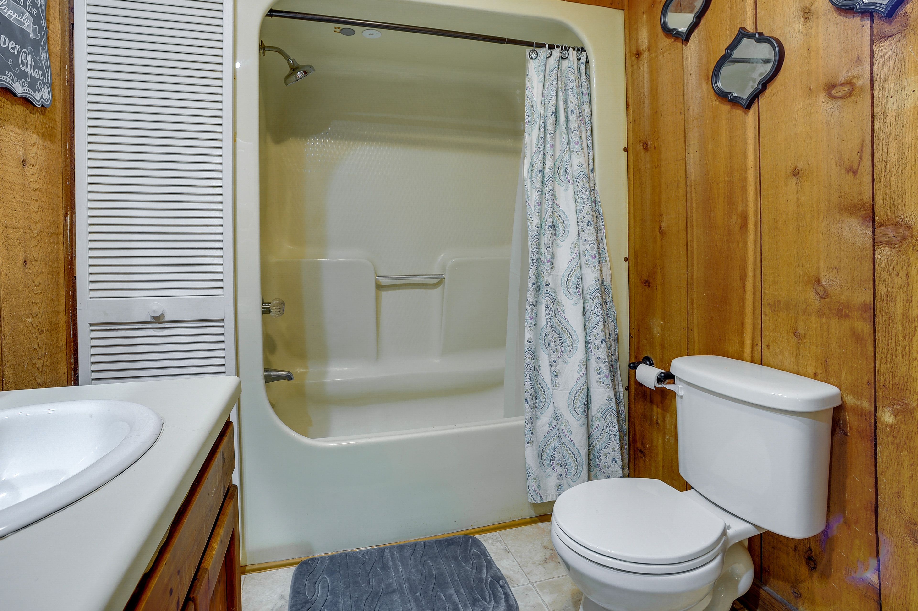 Full Bathroom | Grab Rail in Shower | Towels Provided