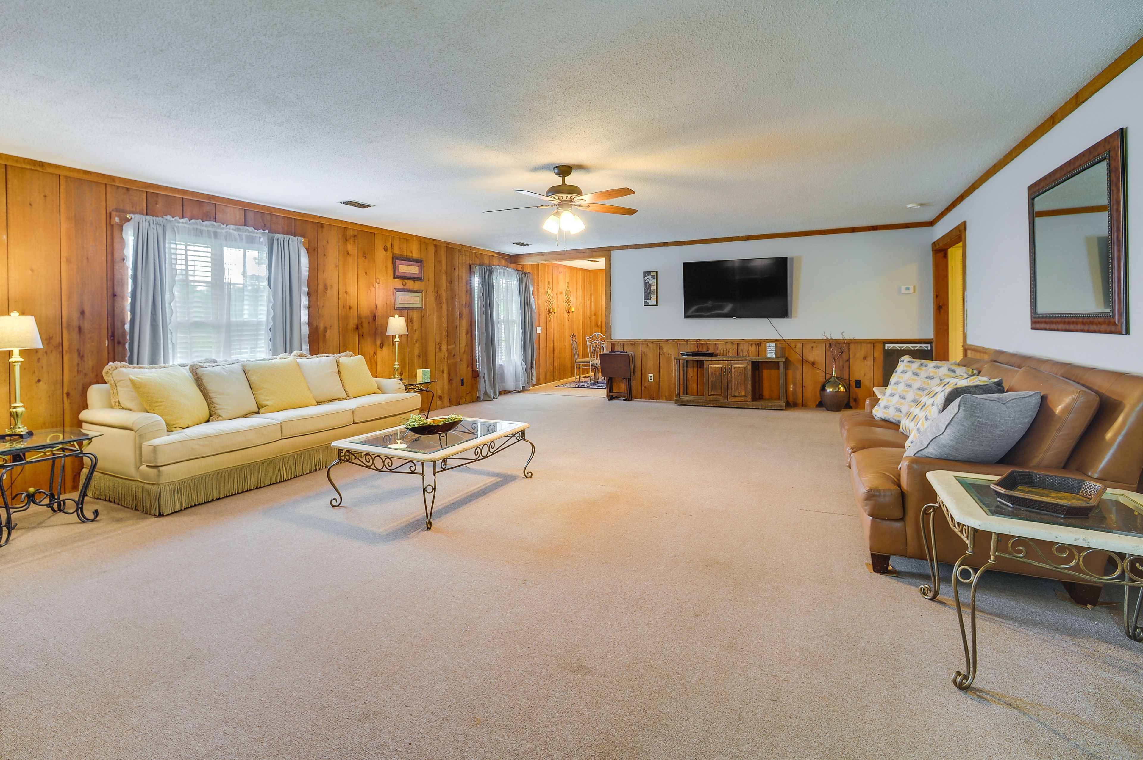 Living Room | Pet Friendly w/ Fee | Keyless Entry | 56 Mi to Chattanooga