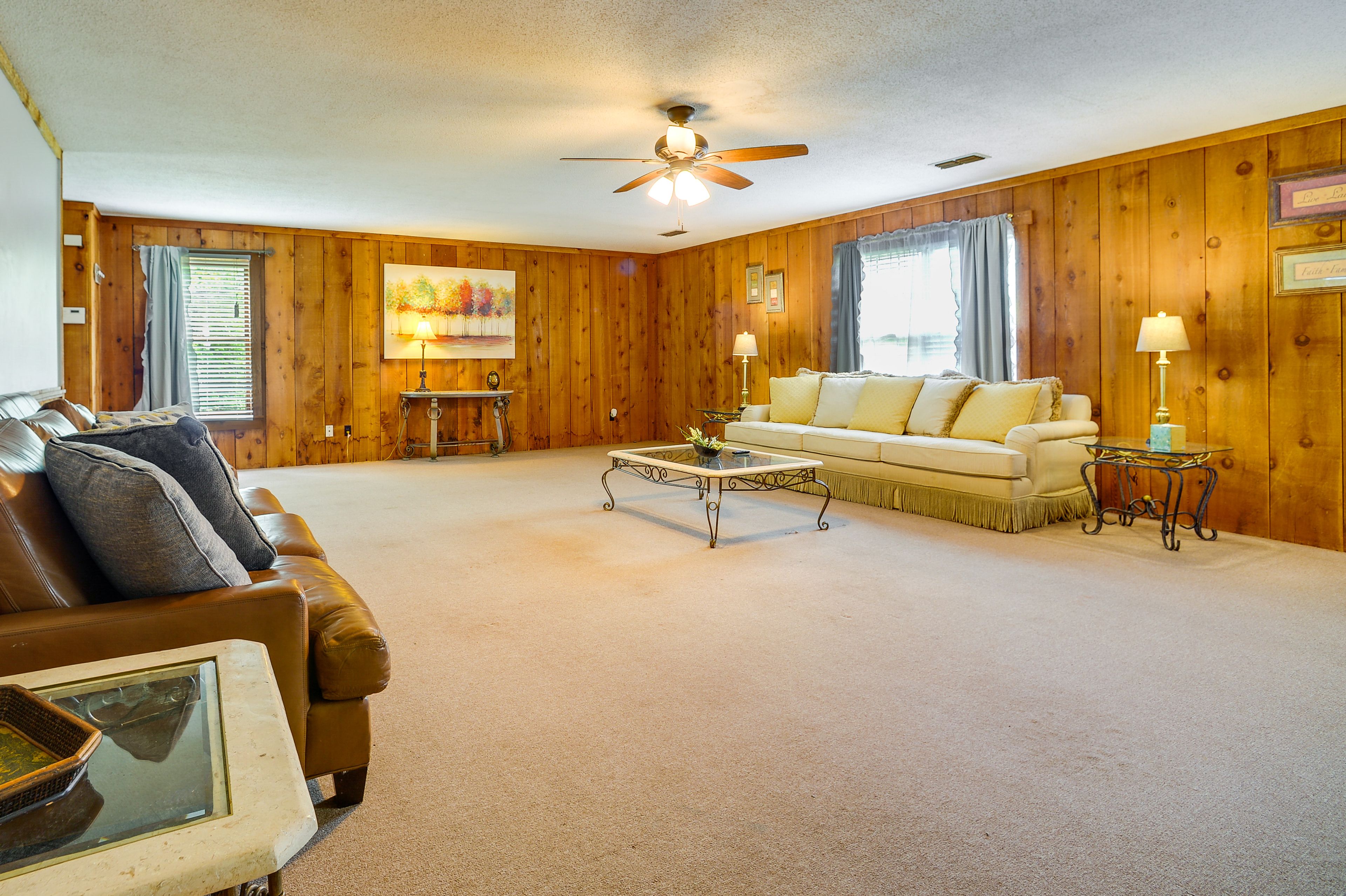 Living Room | Main Floor | Central Air Conditioning | Smart TV w/ Roku