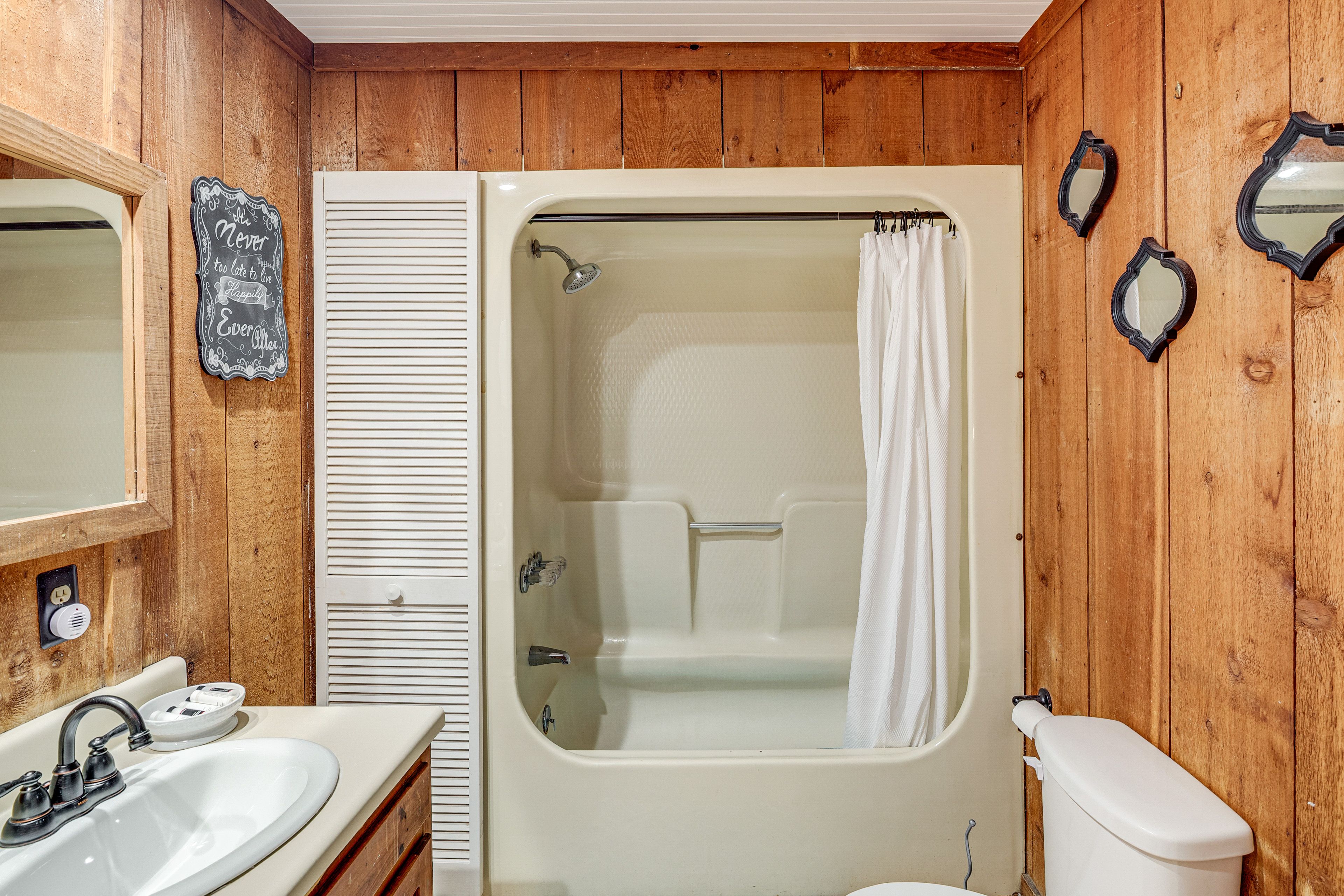 Full Bathroom | Grab Rail in Shower | Towels Provided