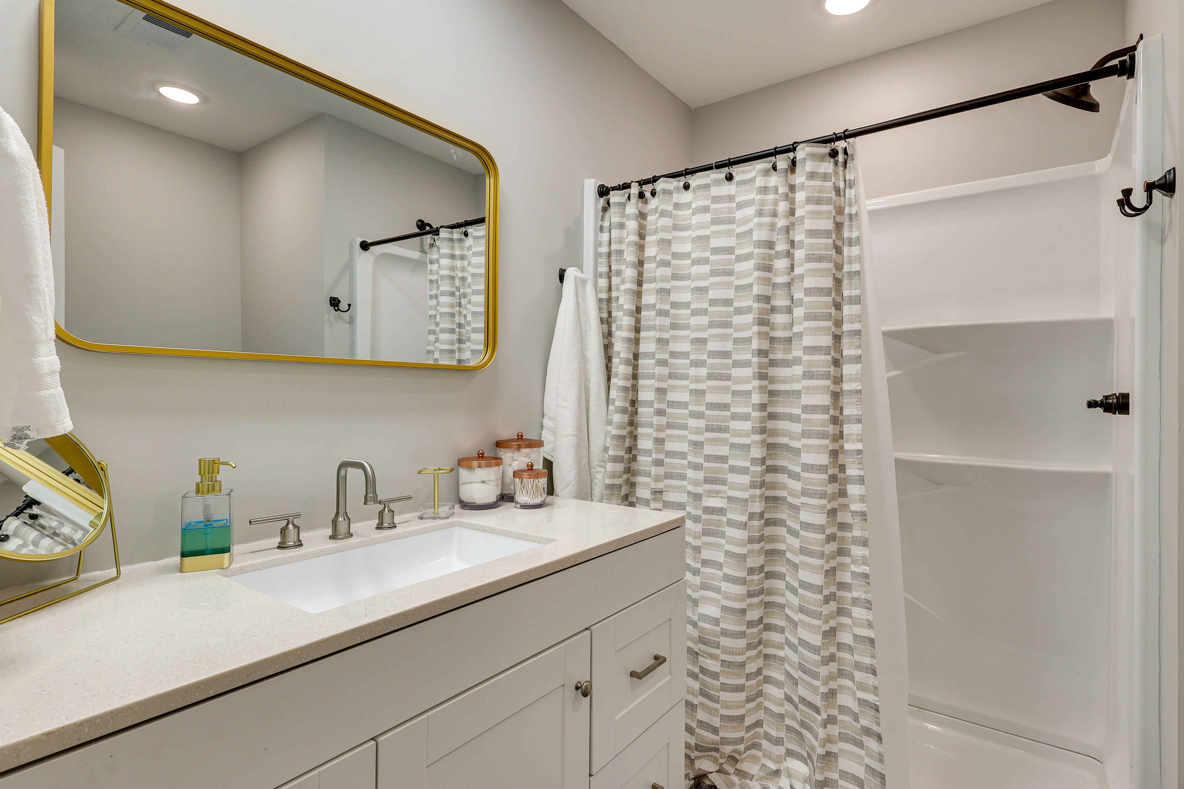 Full Bathroom | 2nd Floor | Towels Provided