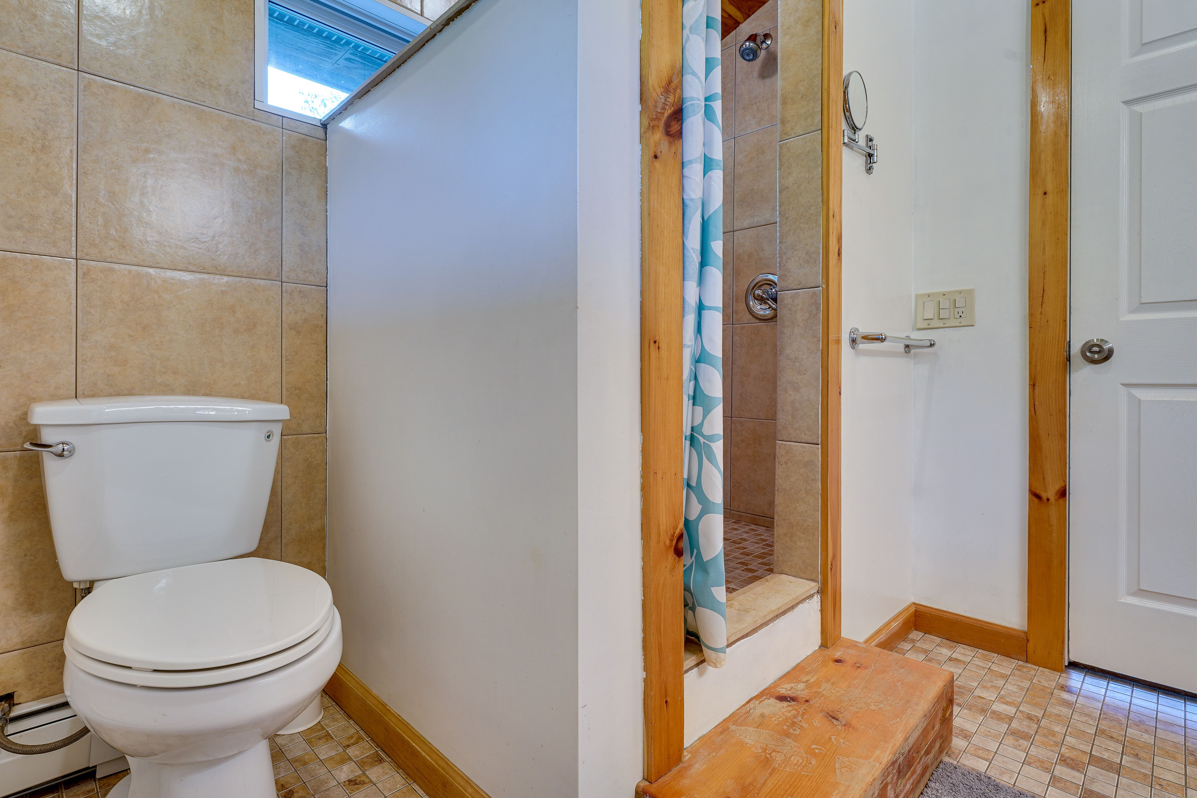 Full Bathroom | In-Unit Laundry | Towels Provided