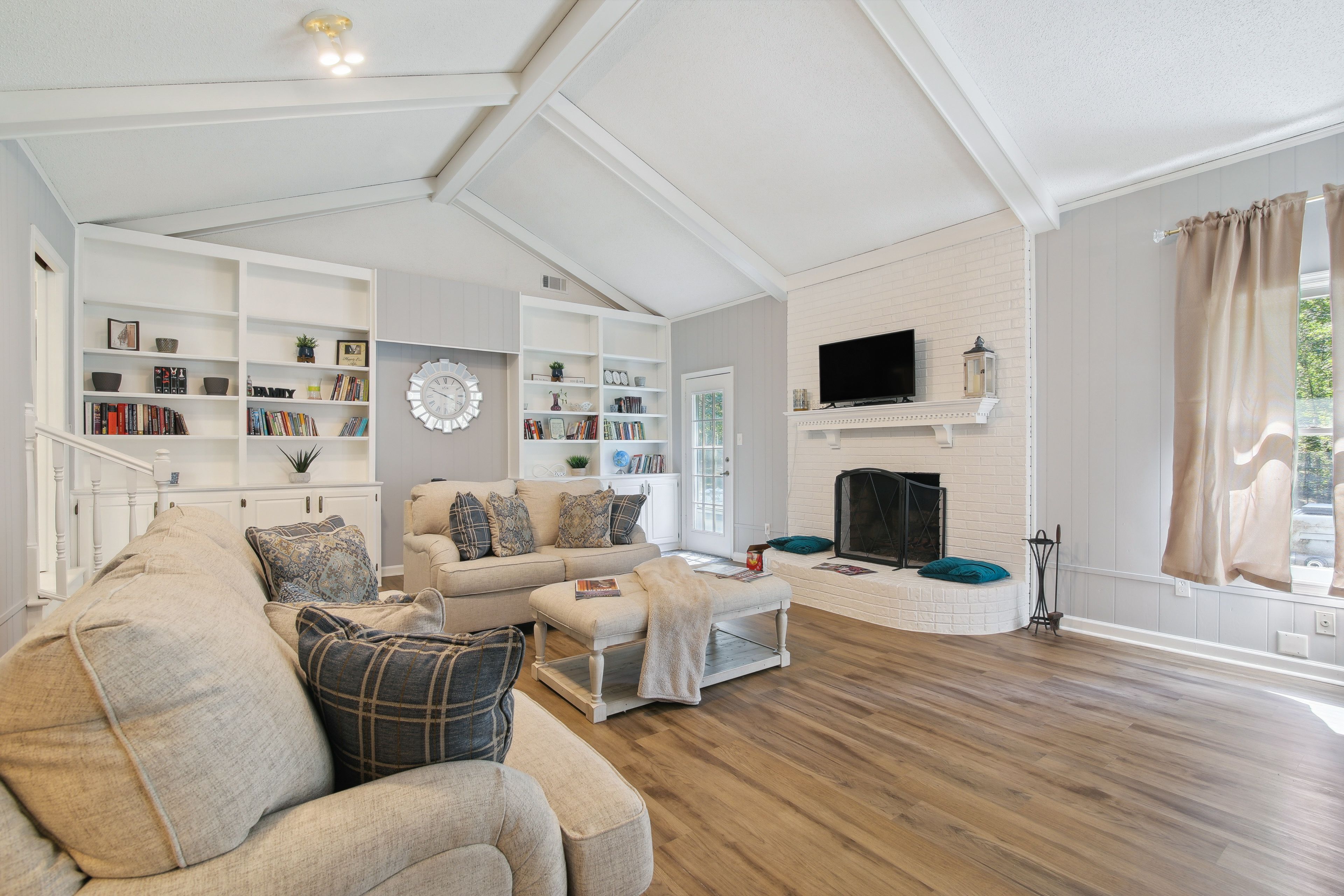 Living Room | Central Heating & A/C | Fireplace | Smart TV | Free WiFi