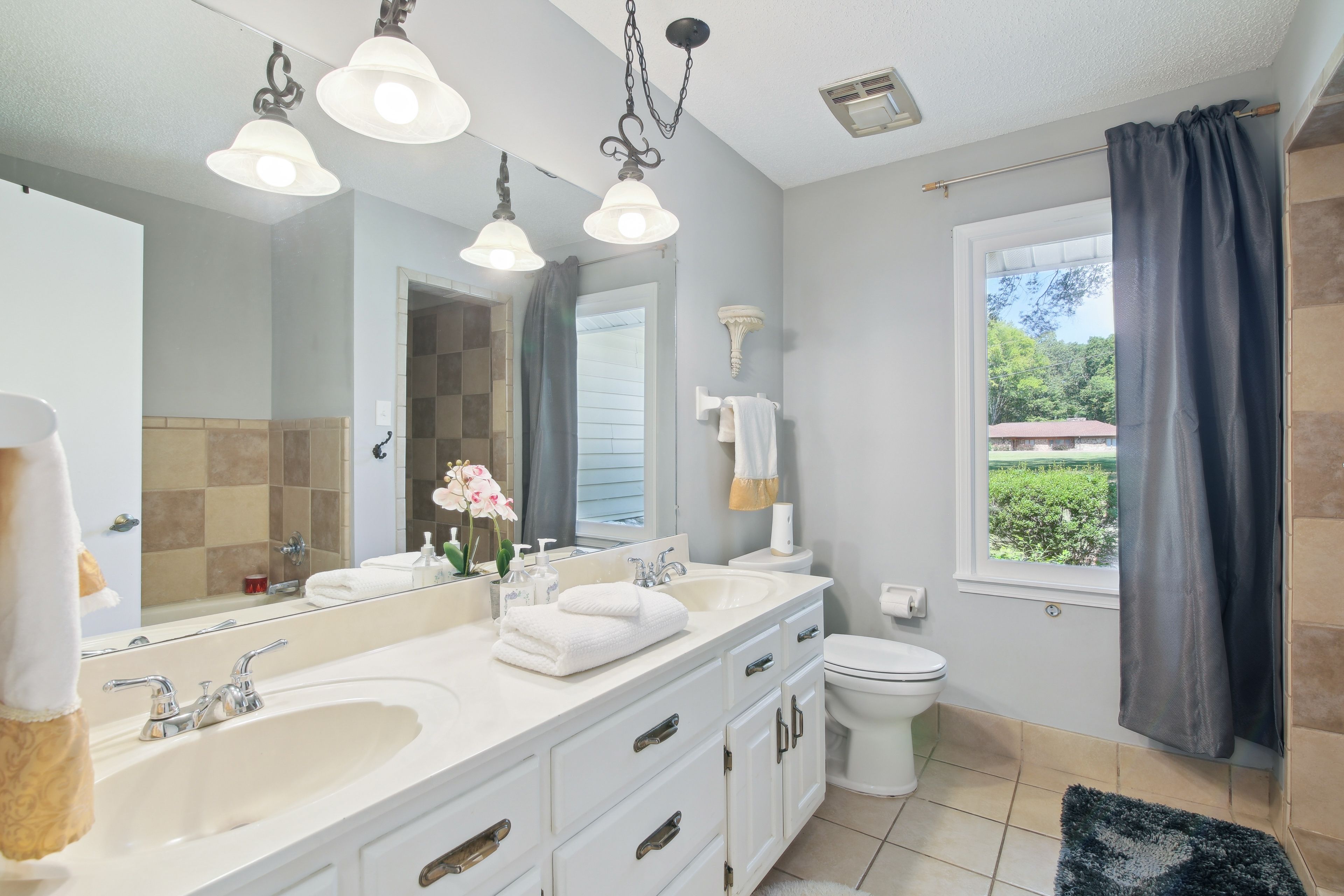 Full Bathroom | Towels Provided