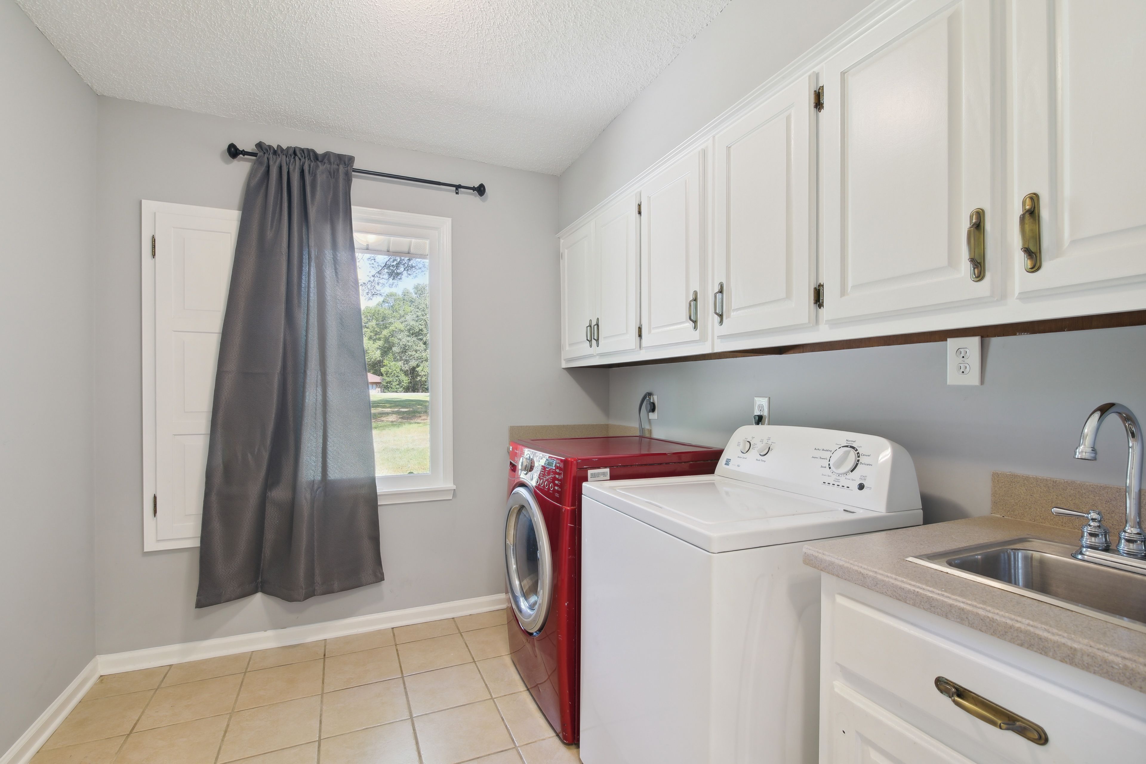 Laundry Room | Washer & Dryer | Detergent Provided