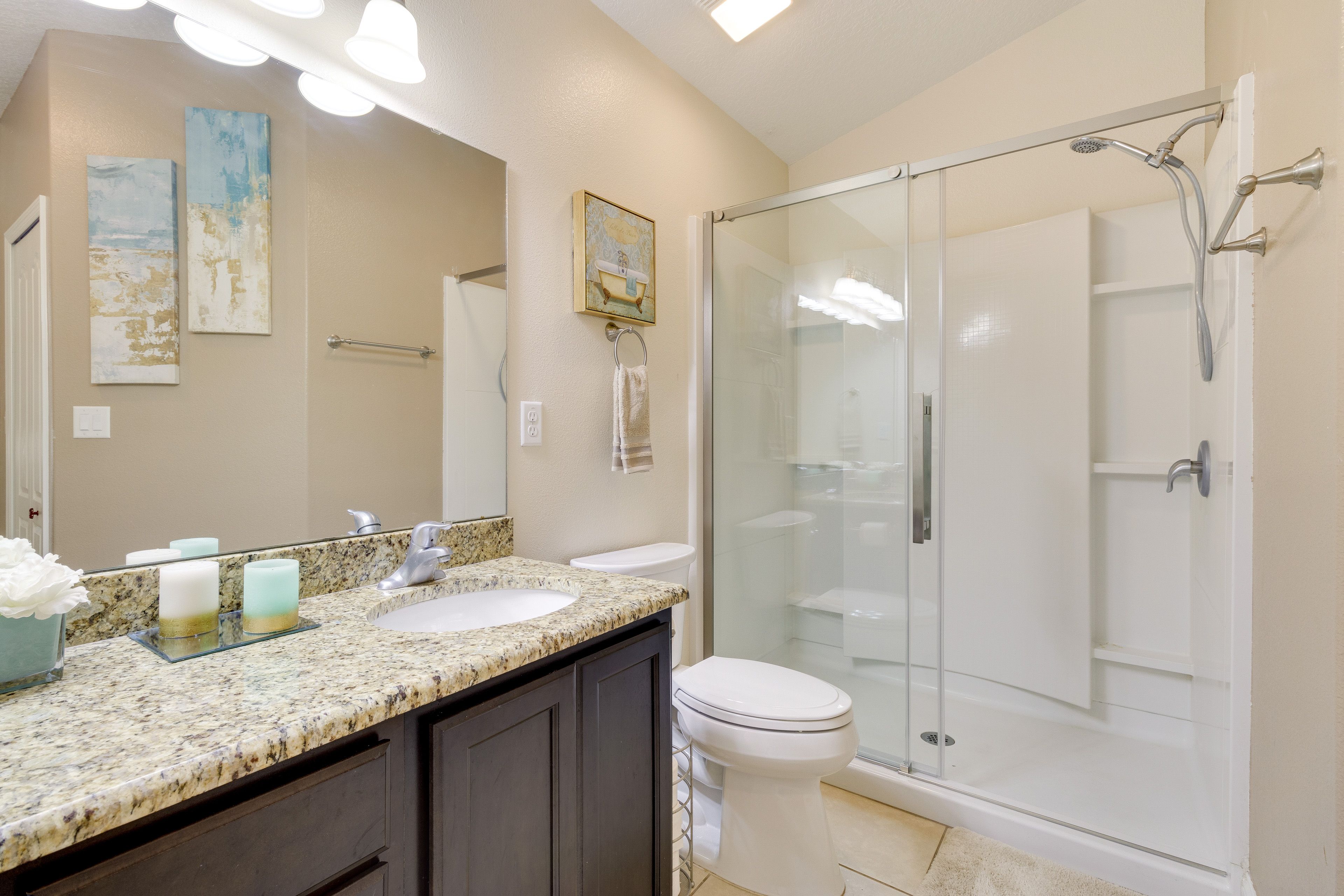 Full Bathroom | Towels Provided | Complimentary Toiletries