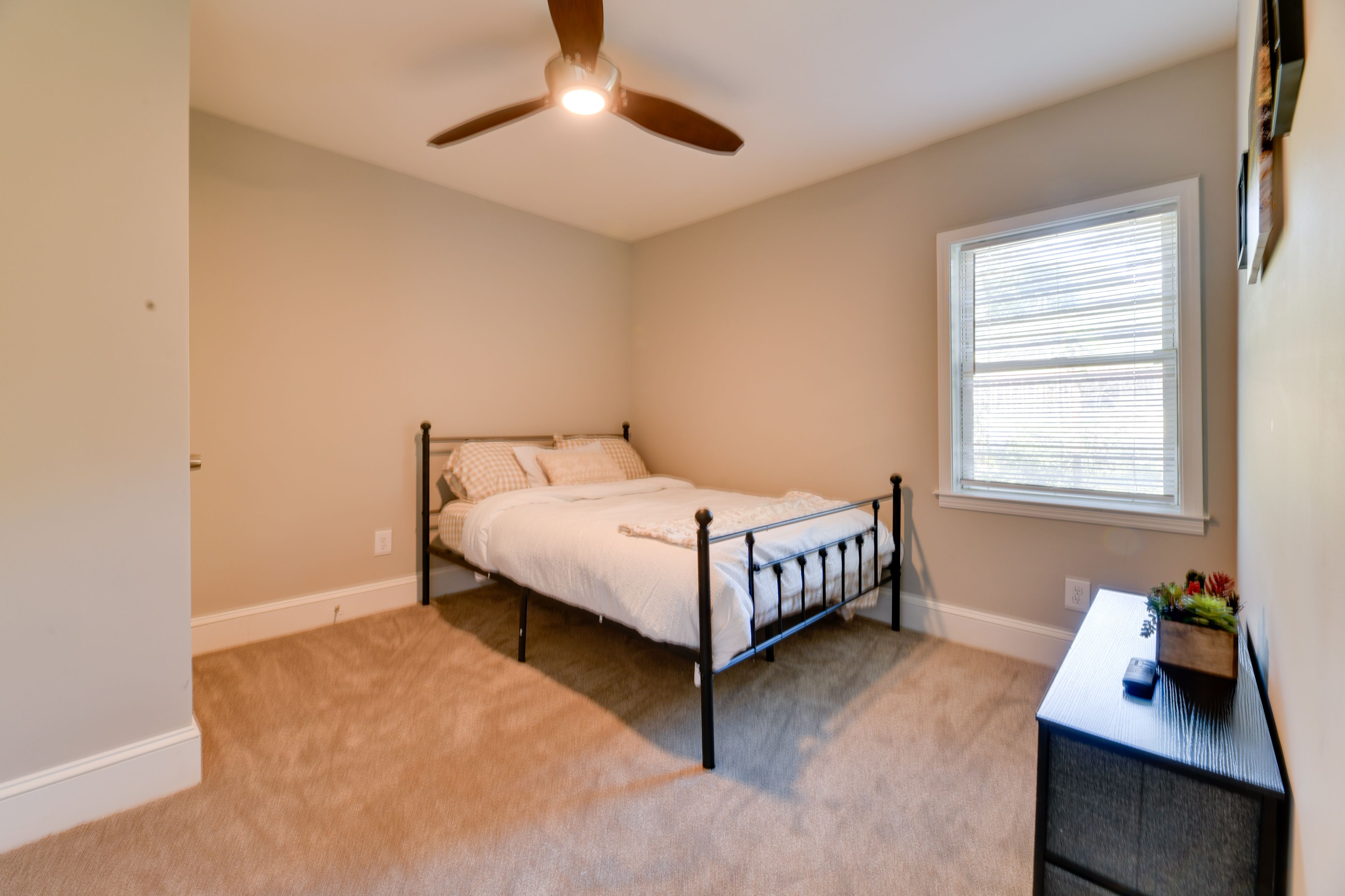 Bedroom 2 | Queen Bed