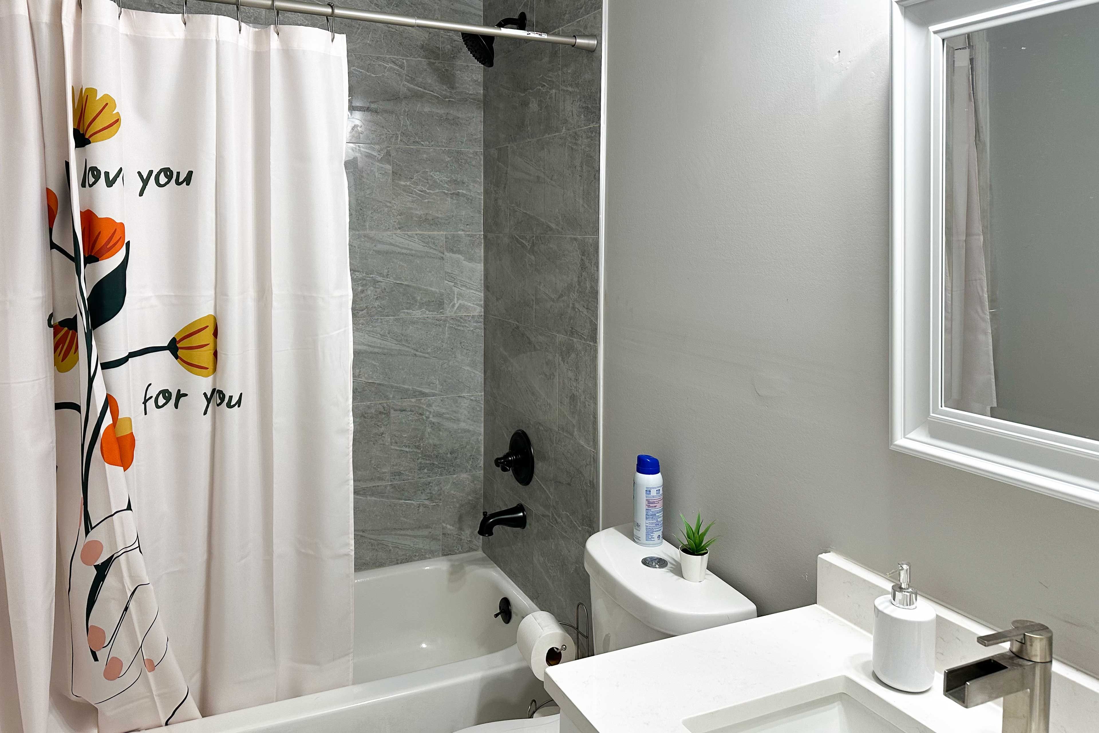 En-Suite Bathroom | Complimentary Toiletries | Towels Provided