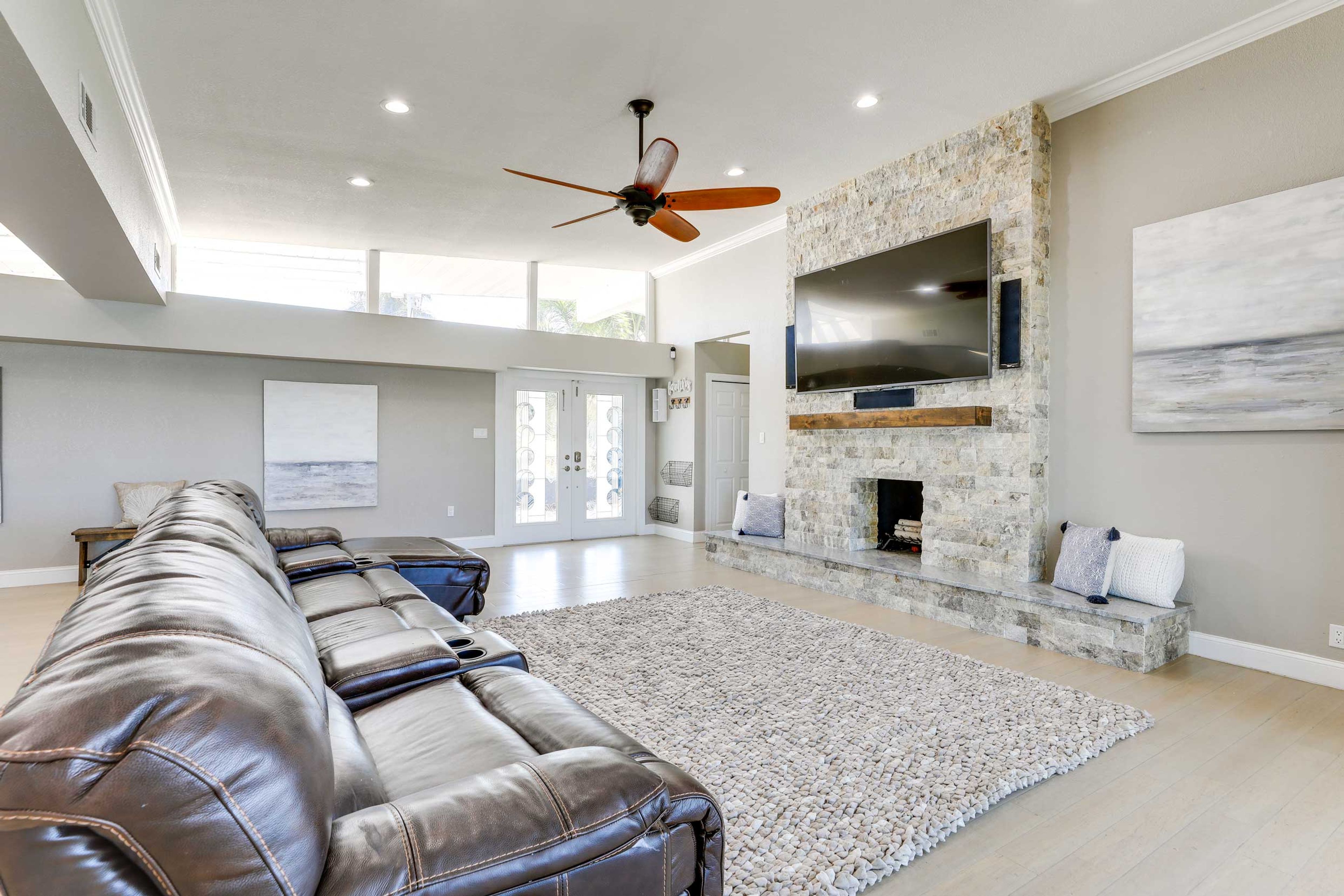 Living Room | Smart TV | Free WiFi | Fireplace