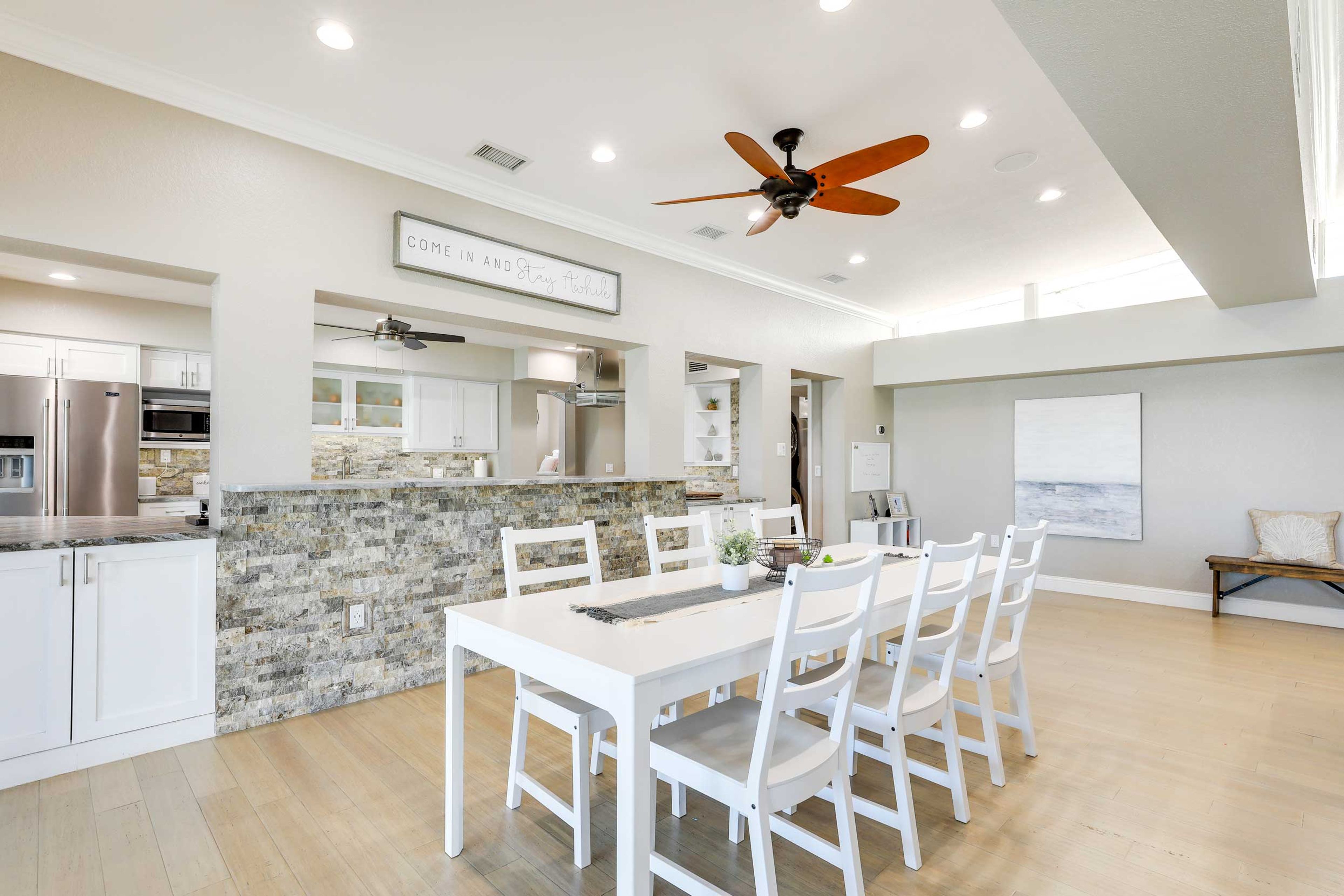 Dining Area | Dishware & Flatware Provided