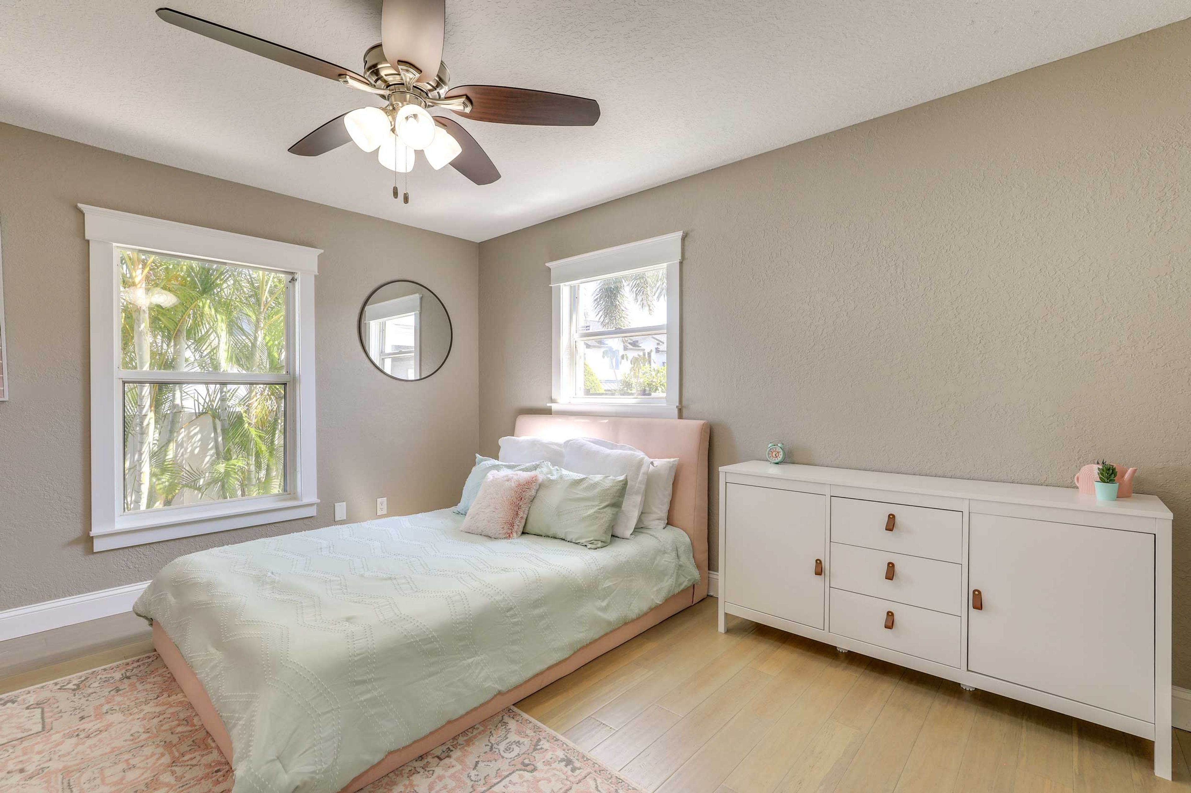 Bedroom 3 | Queen Bed