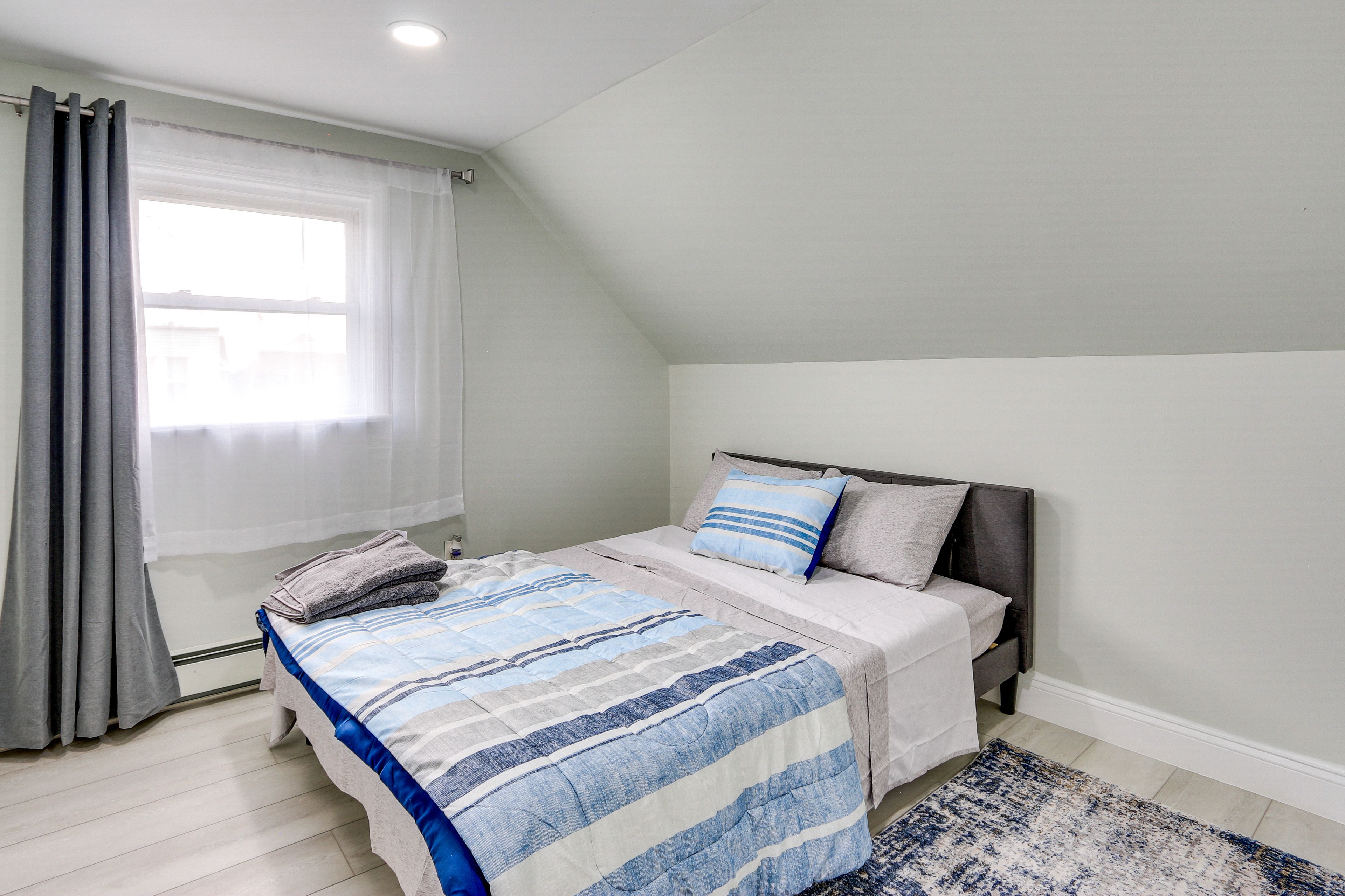 Bedroom 1 | Queen Bed