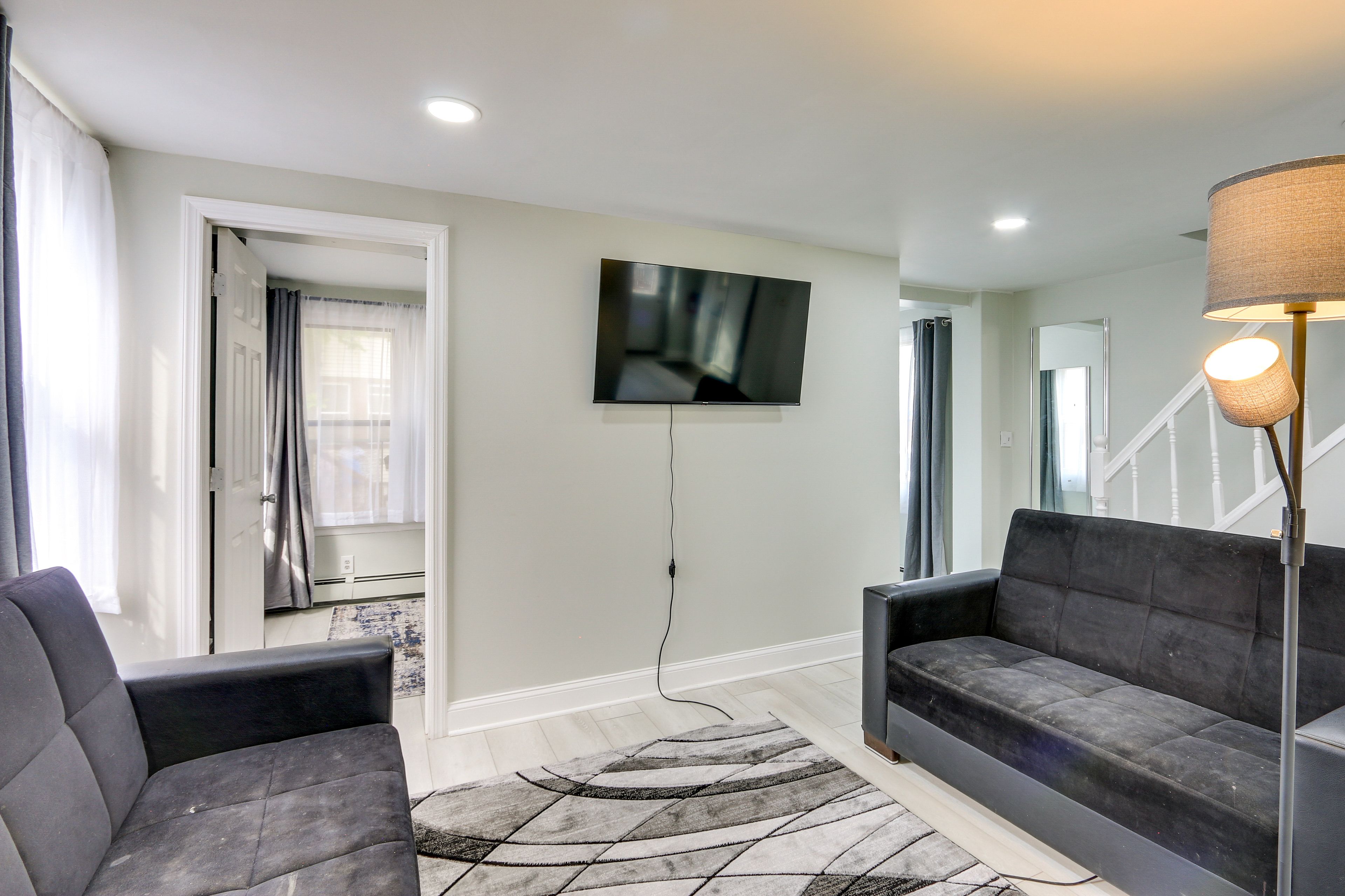 Living Room | Sleeper Sofa | Free WiFi | Smart TV w/ Cable