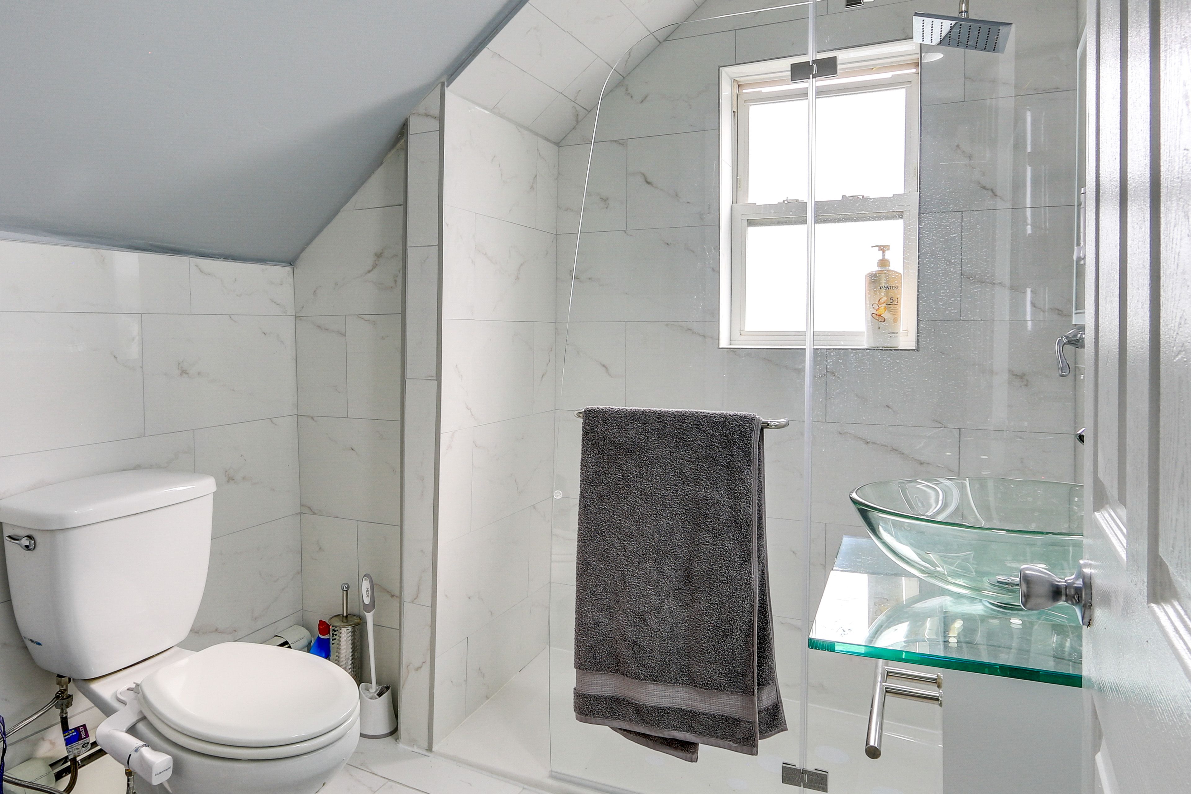 Full Bathroom | Complimentary Toiletries