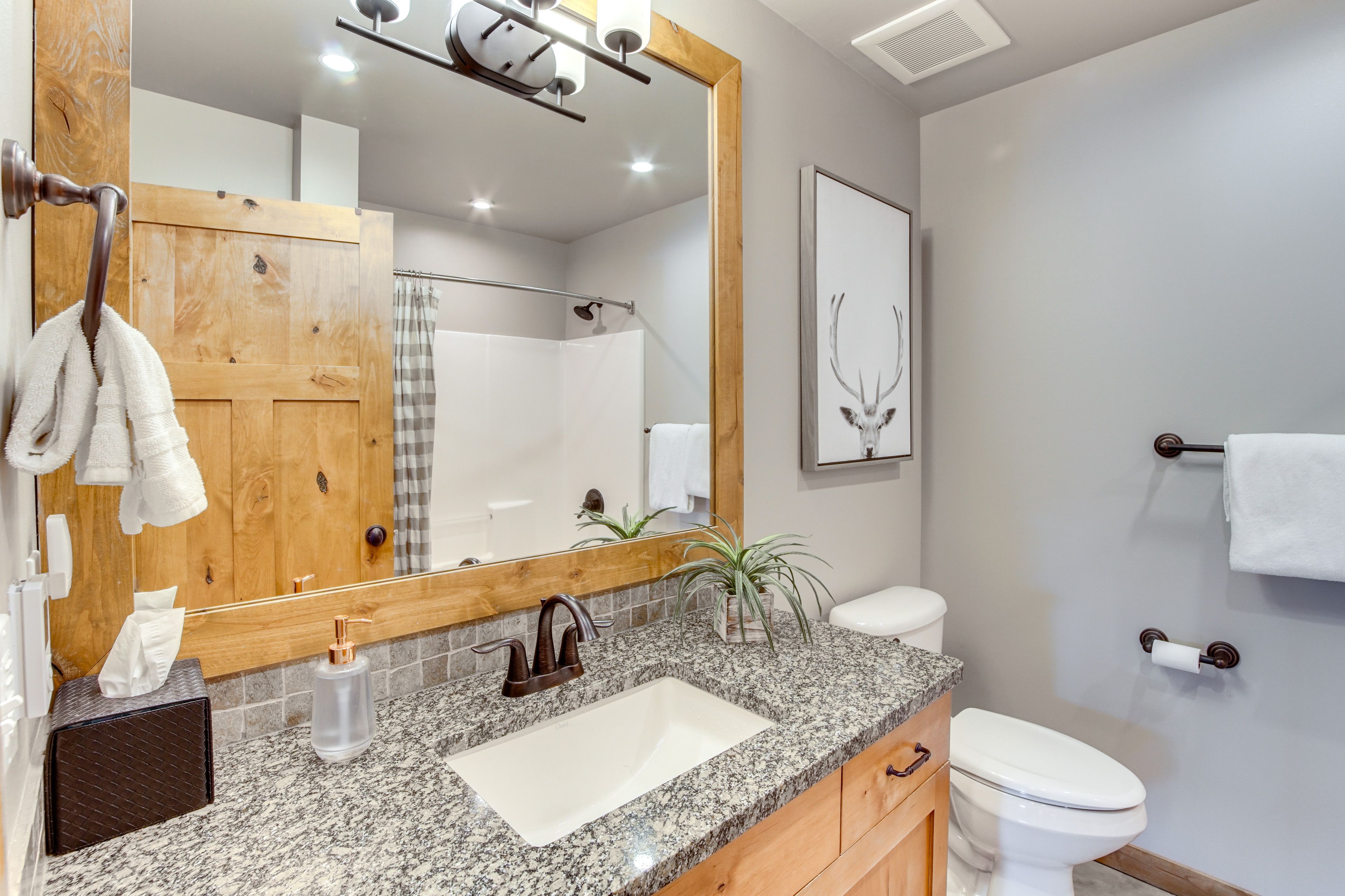 Full Bathroom | Shower/Tub Combo | Towels Provided | Hair Dryer