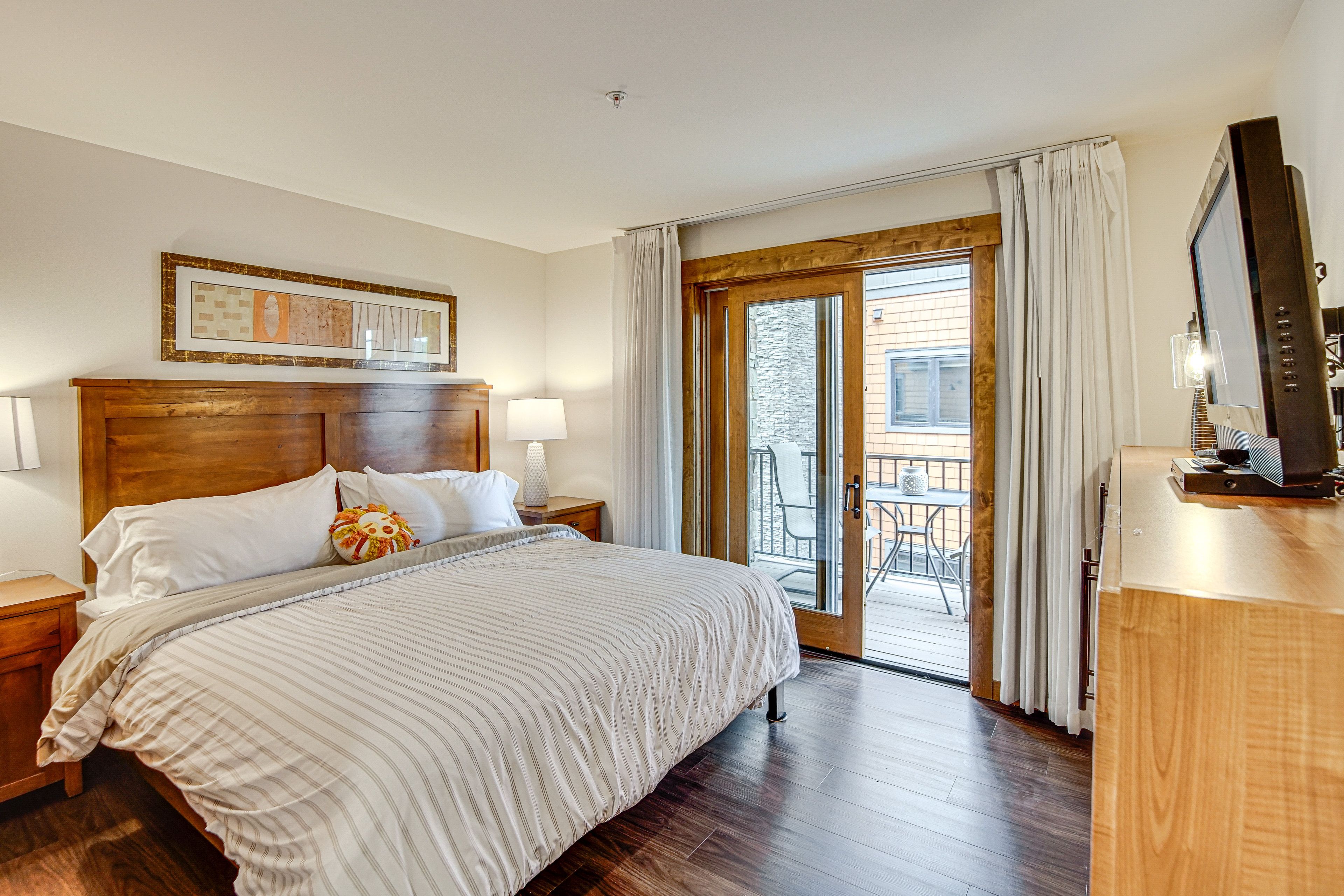 Bedroom 2 | King Bed | Twin XL Murphy Bed | Flat-Screen TV