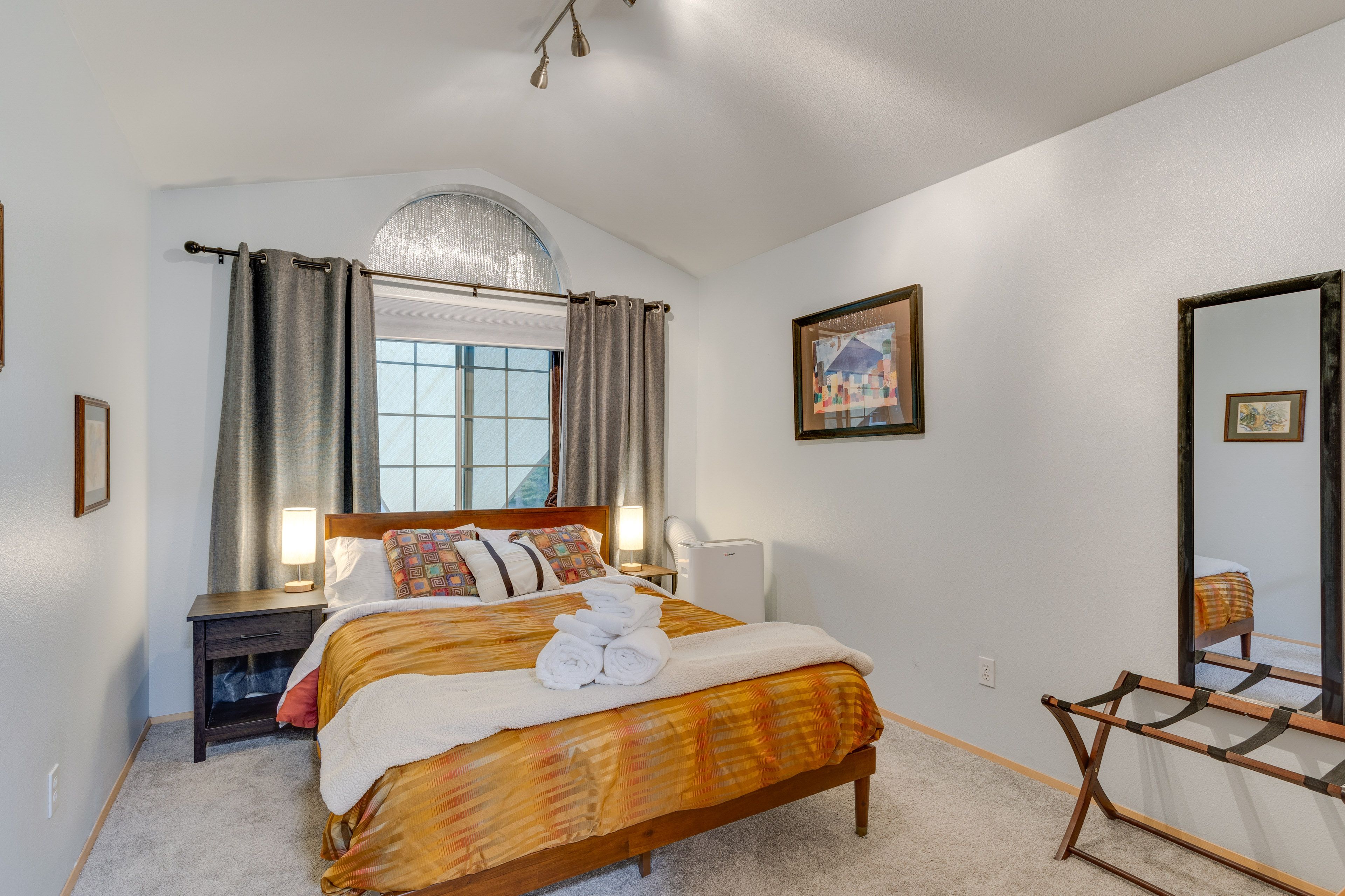 Bedroom 2 | Queen Bed
